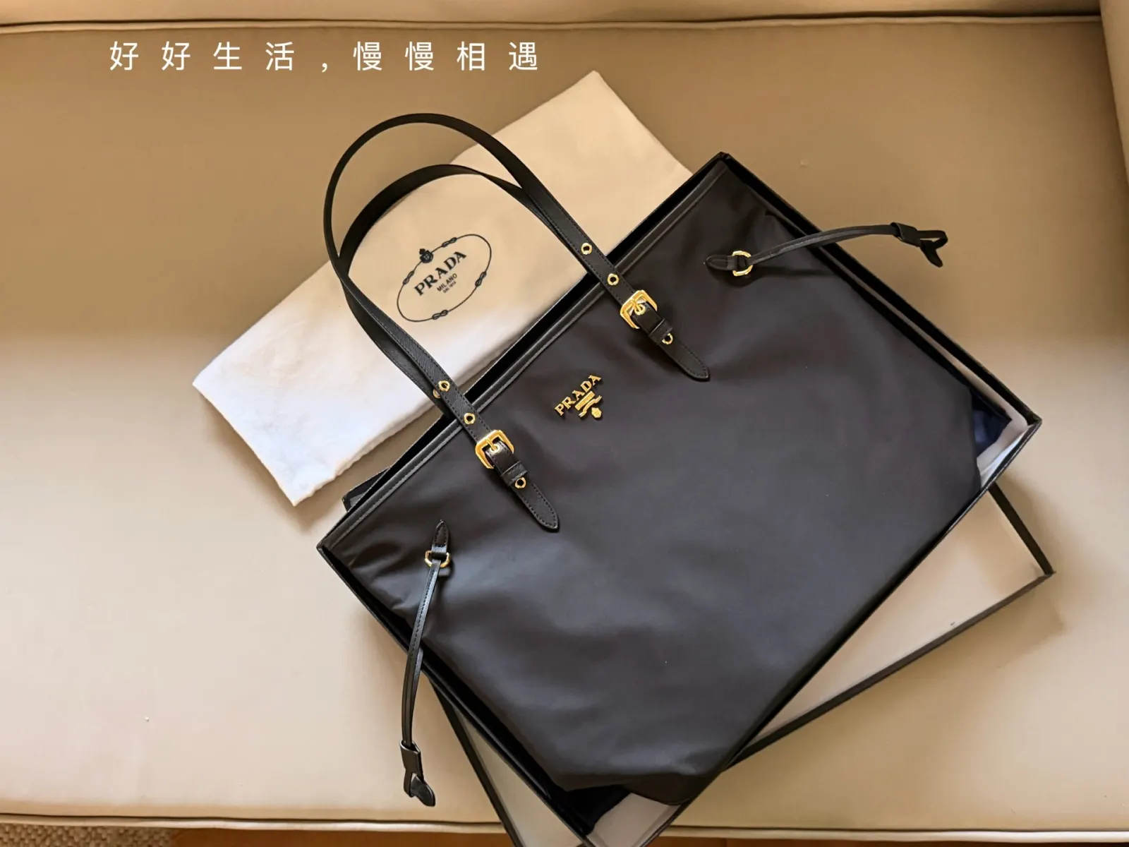 PRADA 购物袋 輕便实用款