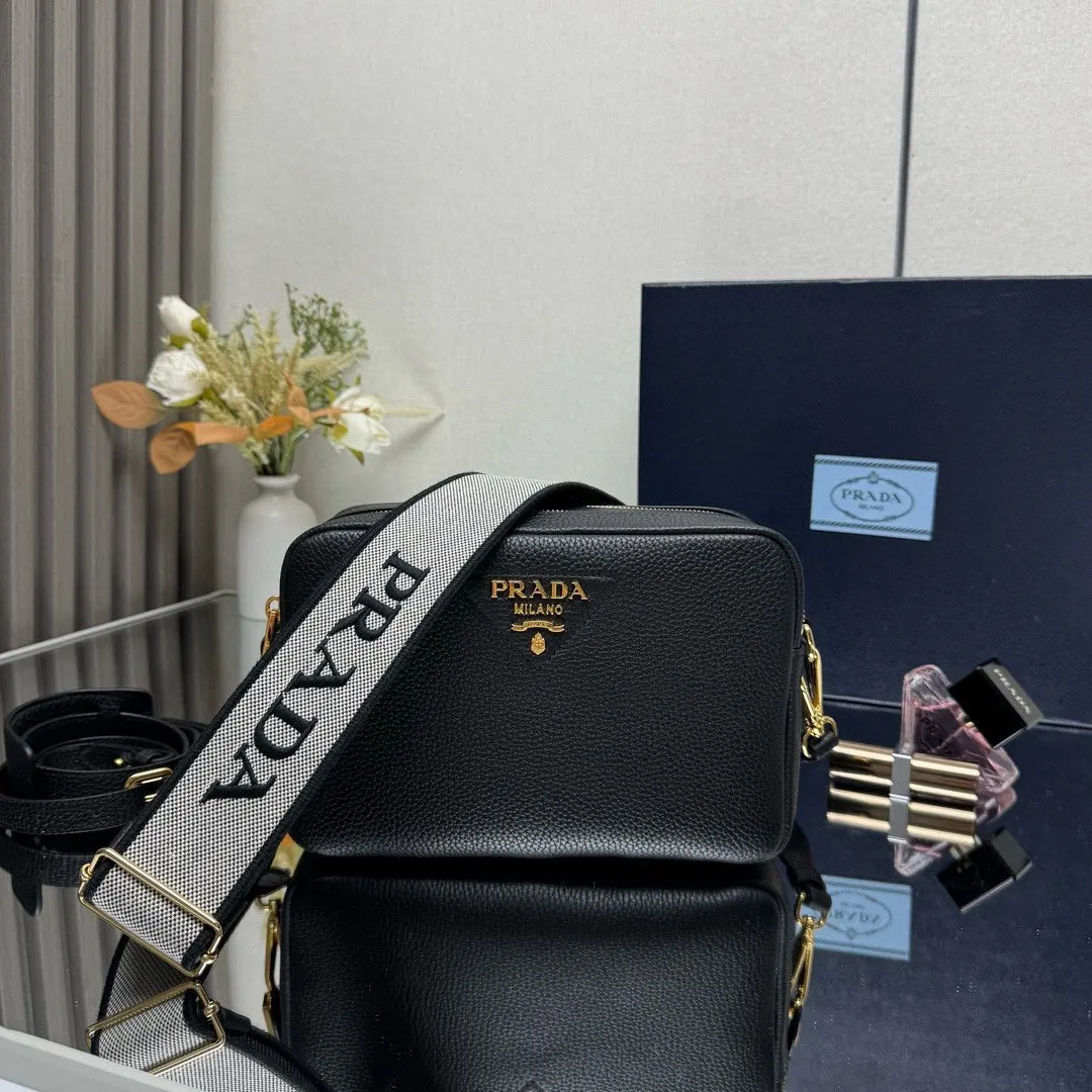 PRADA 牛皮 字母 Logo 雙肩背包 輕便实用款