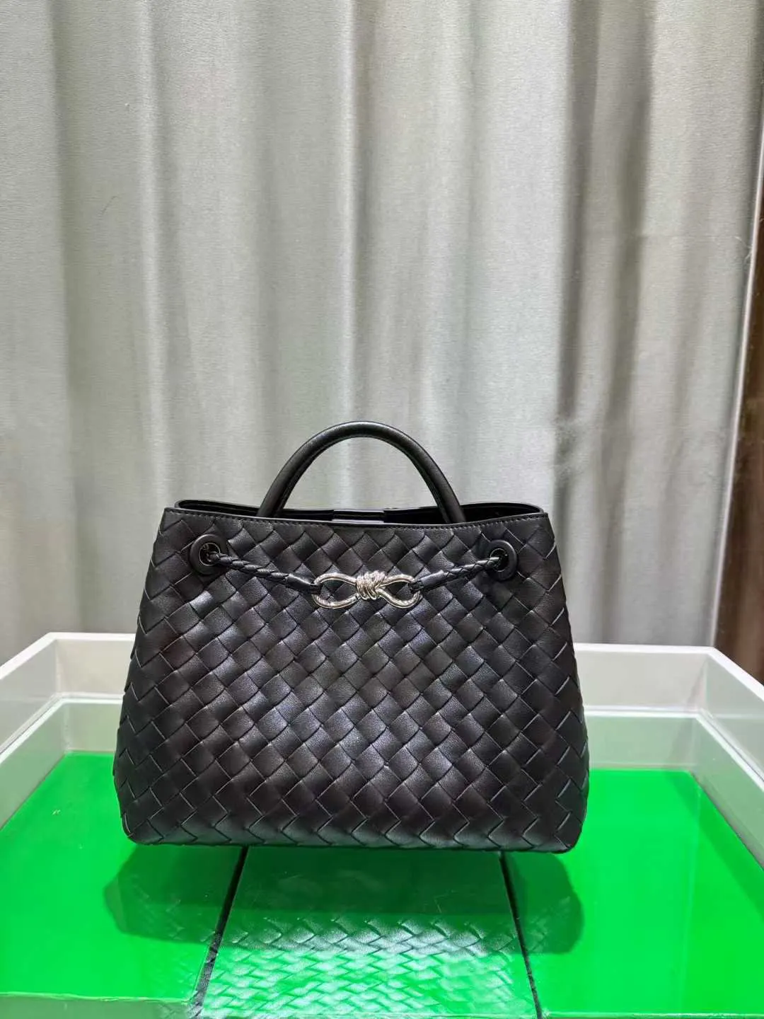 Bottega Veneta 黑色 银色 斜挎包 轻便斜挎款