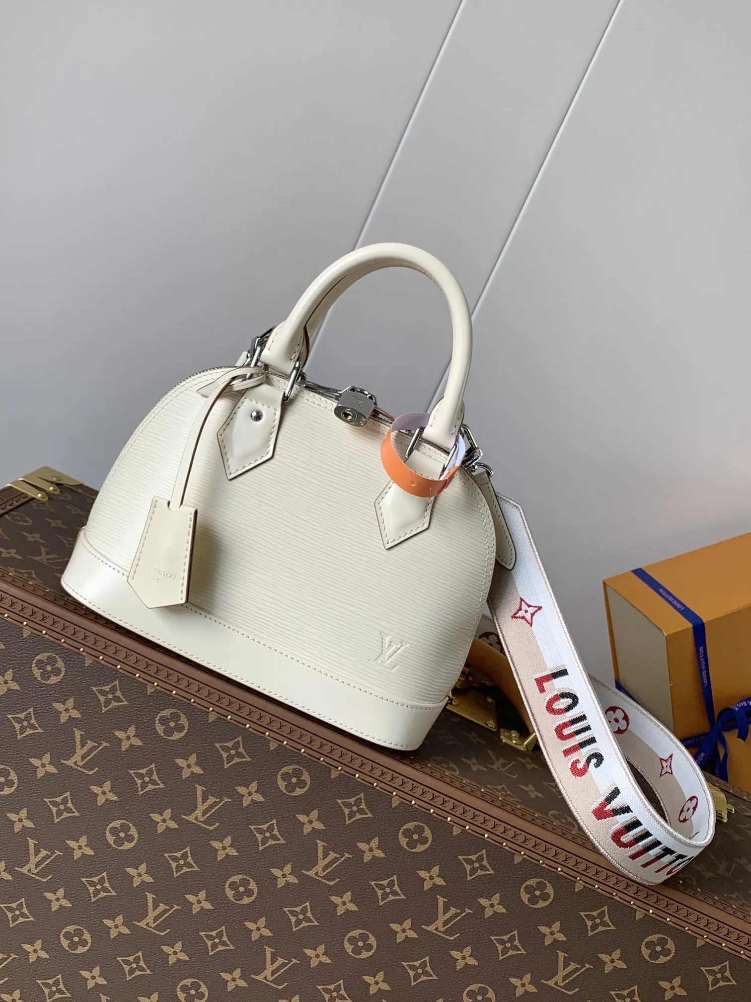 LV Alma 白色老花貝殼包 小號款