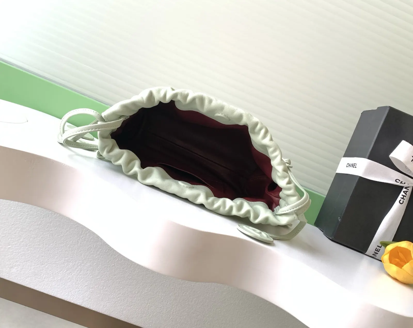 皮革 肩带可调节 单肩斜挎都OK 容量适中 通勤出街都能装 水桶包 休闲水桶款