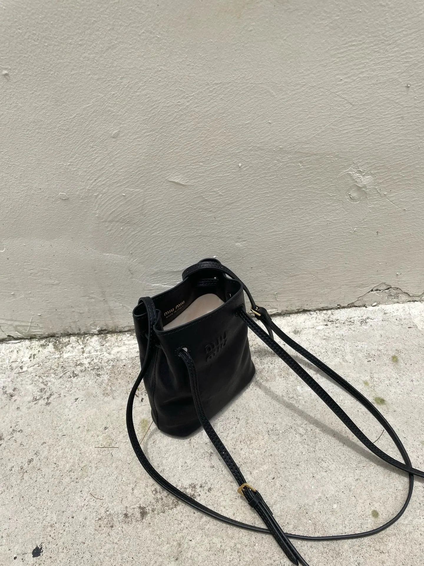 Miu 羊皮 羊皮福袋小桶包 个色 手 斜背包 輕便斜挎款