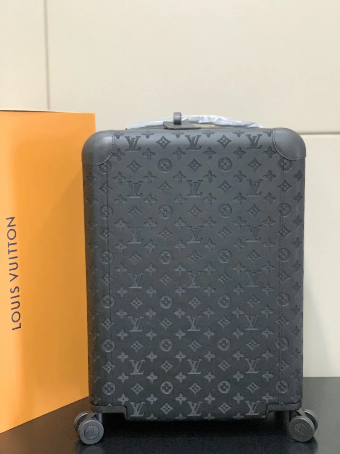 LV Horizon 灰色壓紋旅行箱 簡約出行款