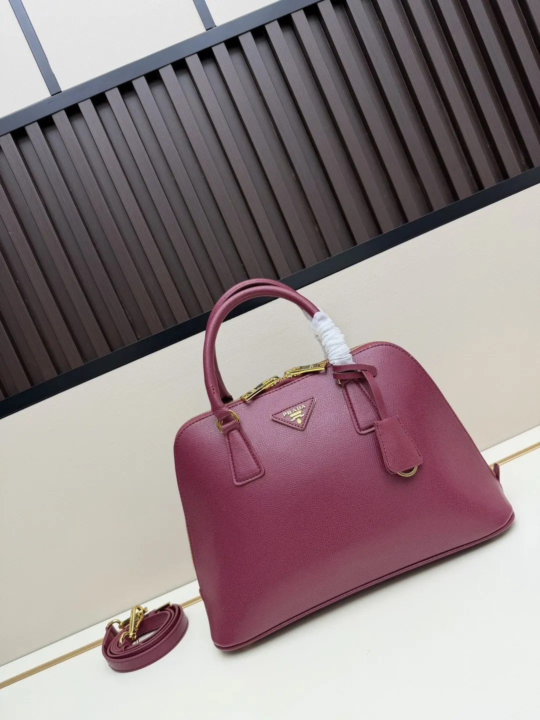 PRADA Saffiano十字纹牛皮 Logo 手提包 日常通勤款