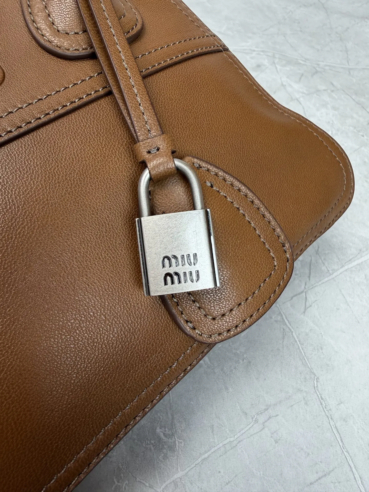 Miu 棕色 小牛皮 斜背包 輕便斜挎款