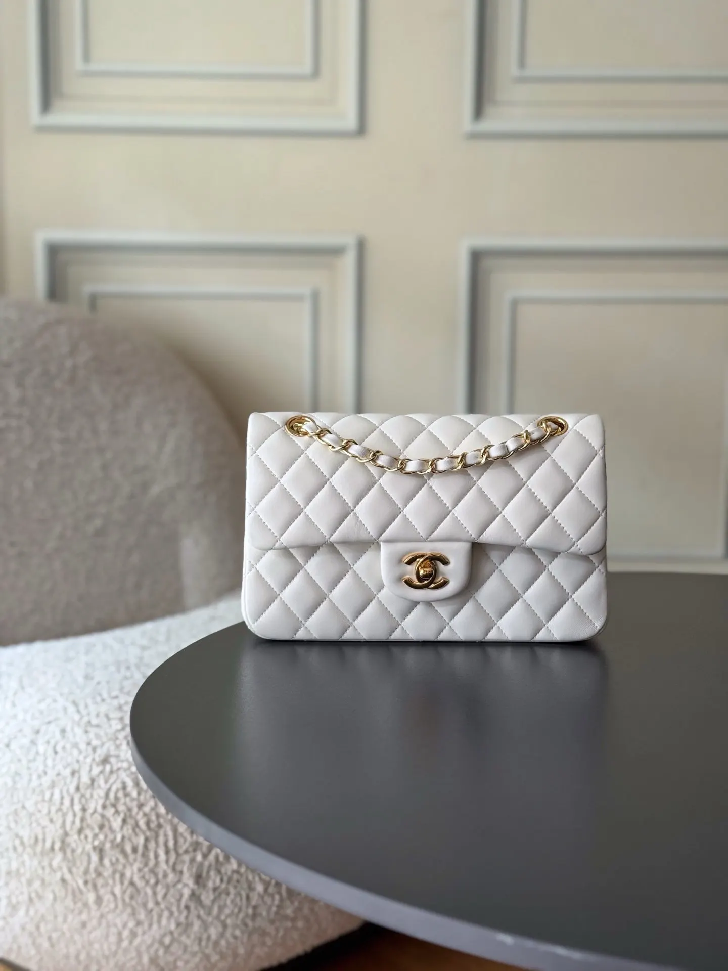 CHANEL 白色小羊皮菱格鏈條包 迷你款