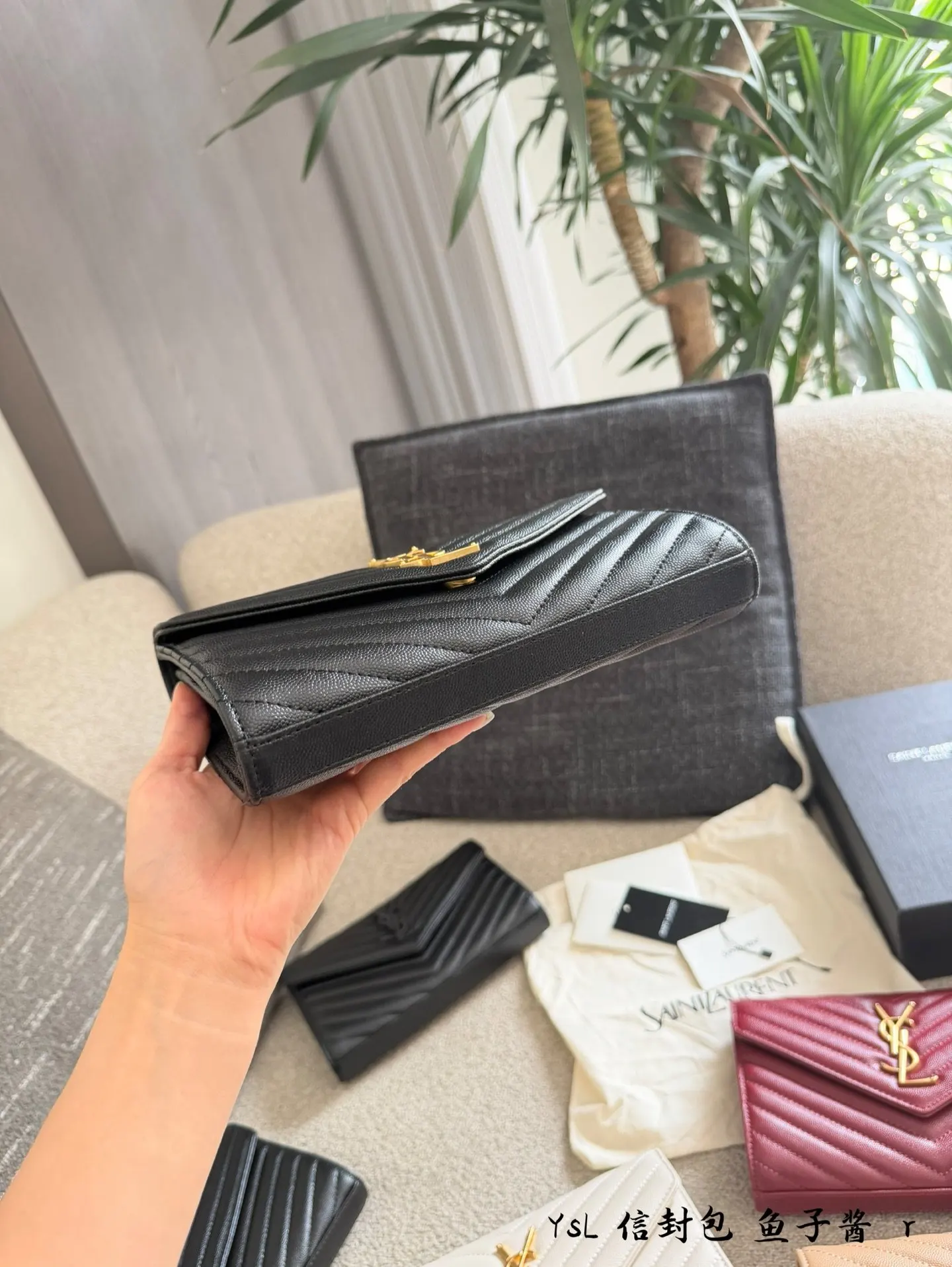 YSL 牛皮 黑金鱼子酱信封包​​ 黑金鱼子酱信封包 经典黑金 链条包 精致链条款