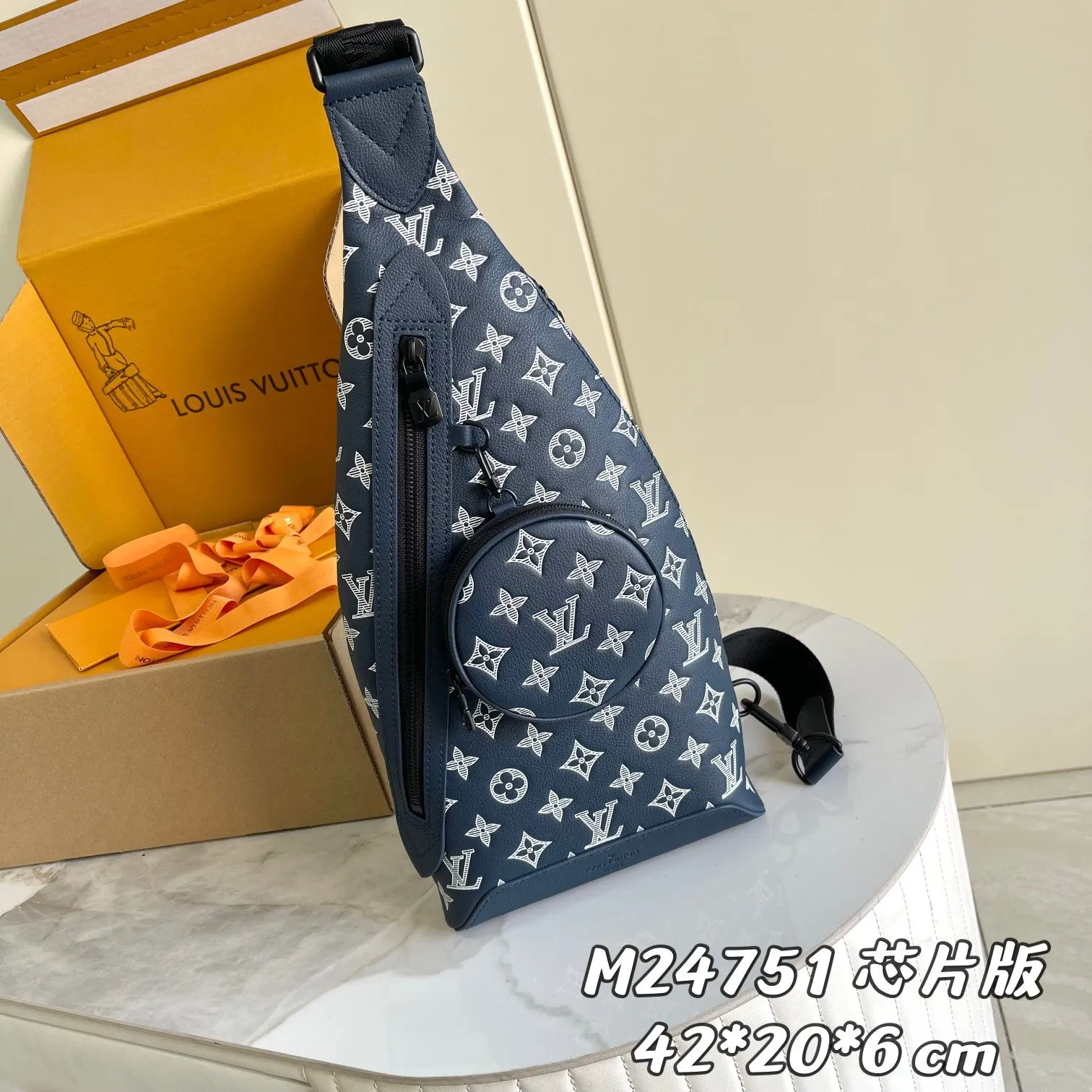 牛皮 拉链侧袋可收納智能手机 可拆卸收納包方便取放物品 可 雙肩包 实用雙肩款