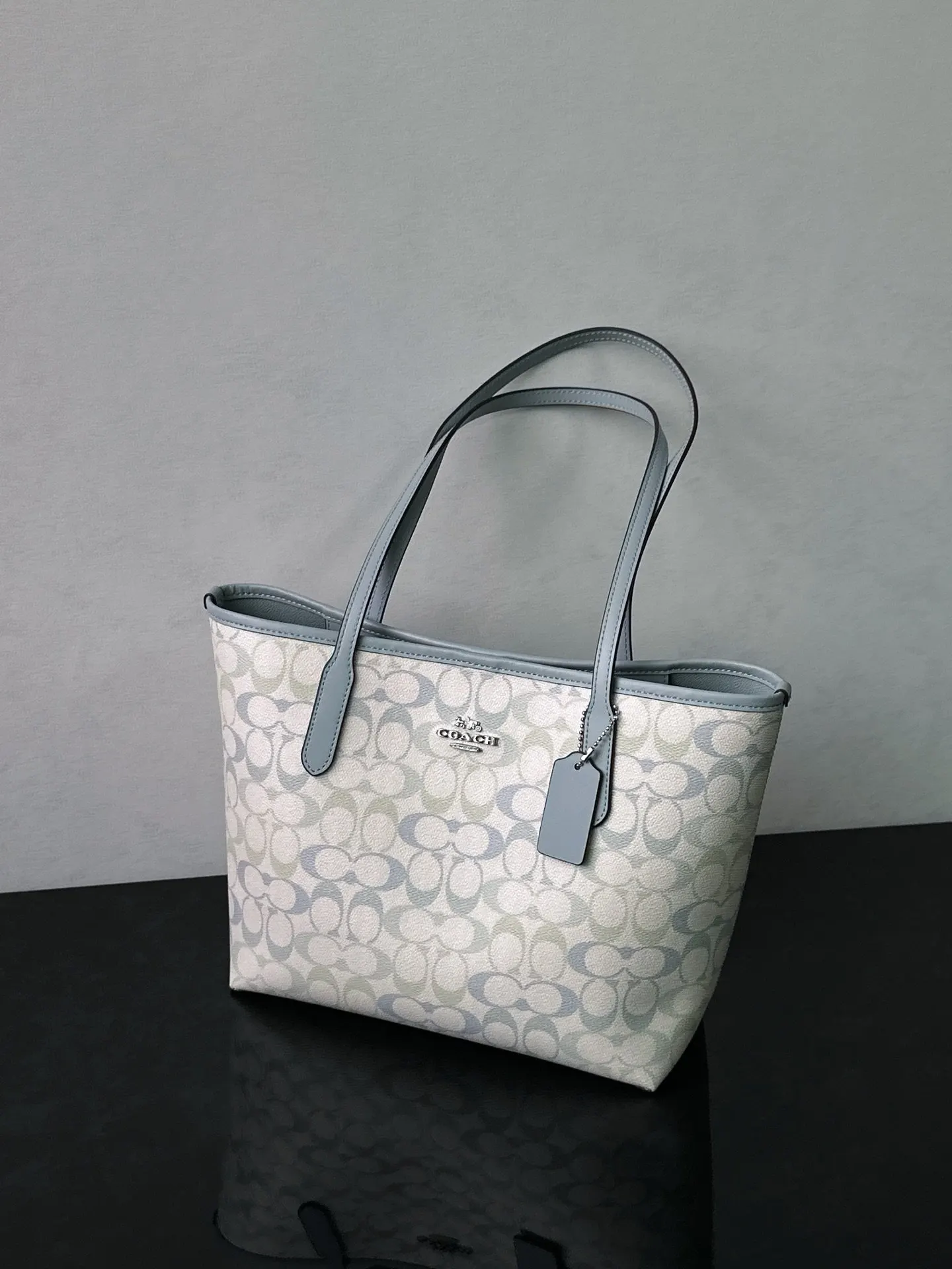 Coach 老花 卡其 经典老花涂层PVC材质 耐磨抗造 日常摩擦 轻微淋溅 托特包 大容量托特款