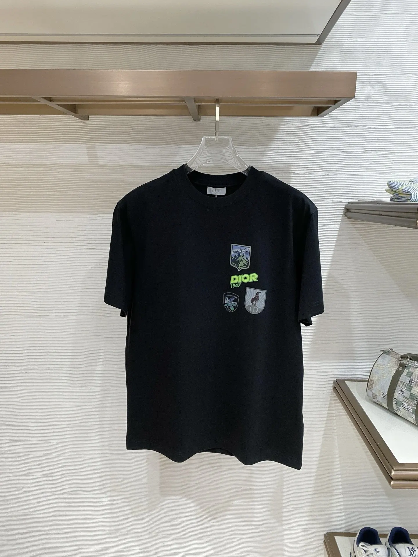 Dior black short-sleeved T-shirt, exquisite wear