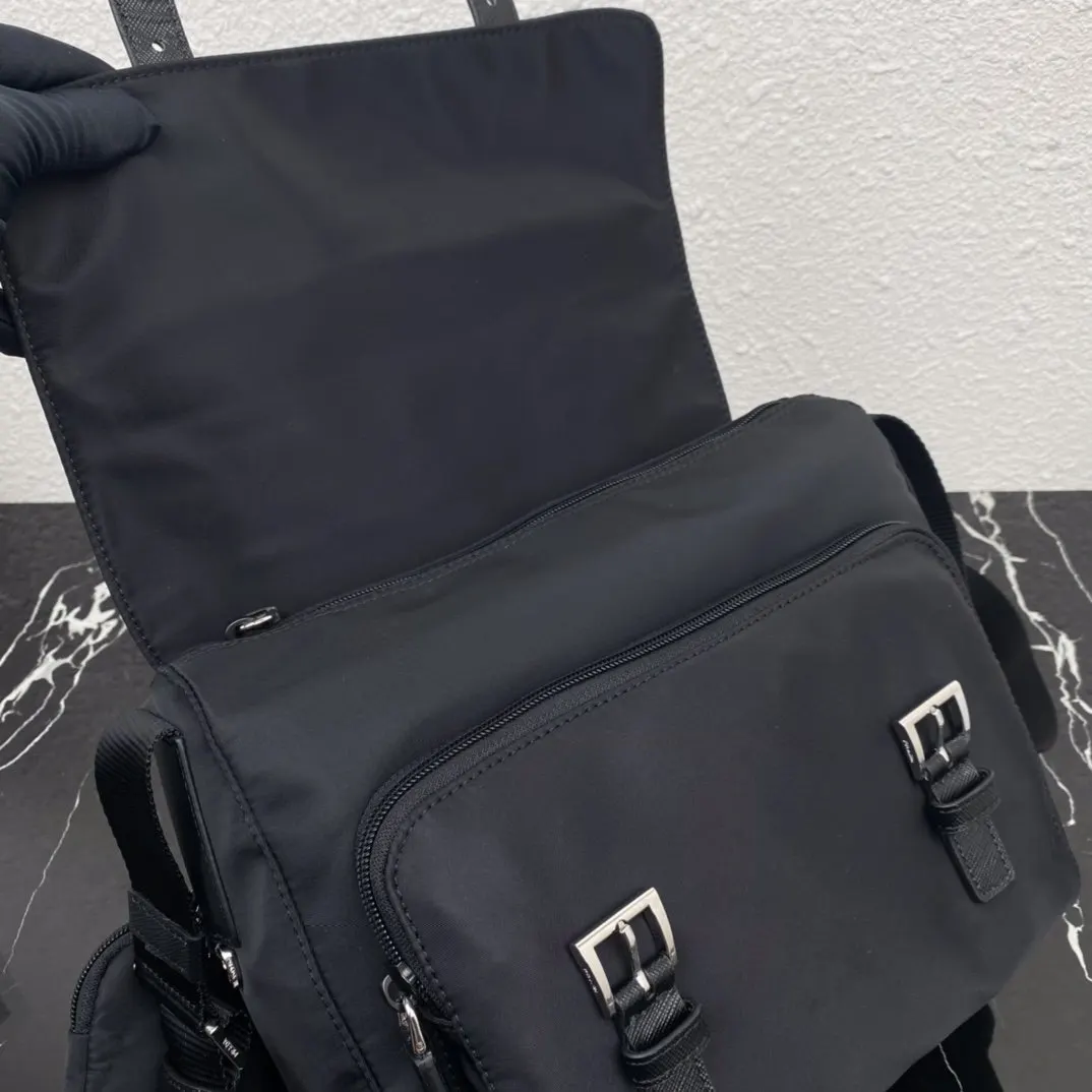 Prada 尼龍 斜背包 輕便斜挎款