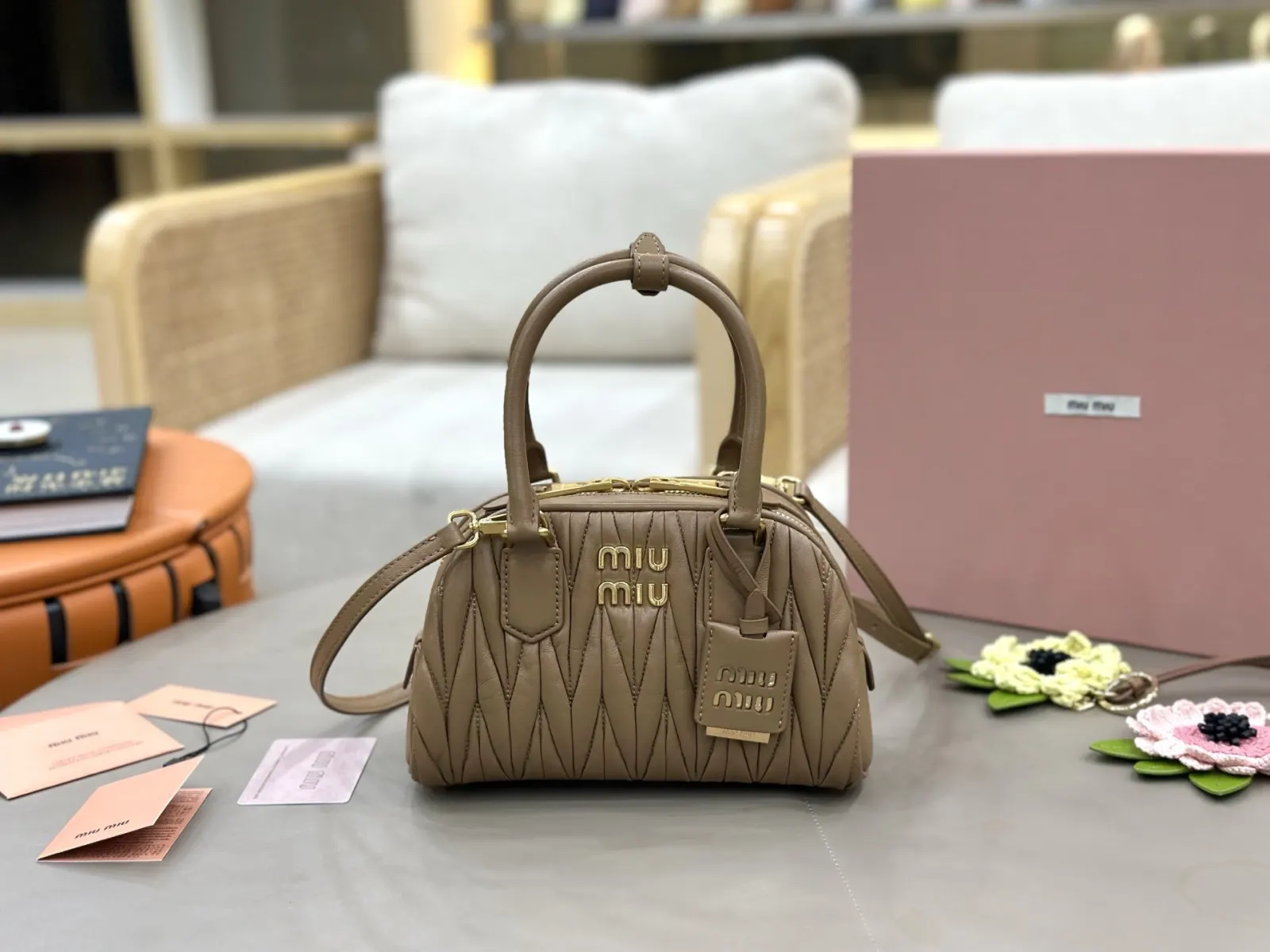 Miu 白色 焦糖色 羊皮 斜挎包 轻便斜挎款