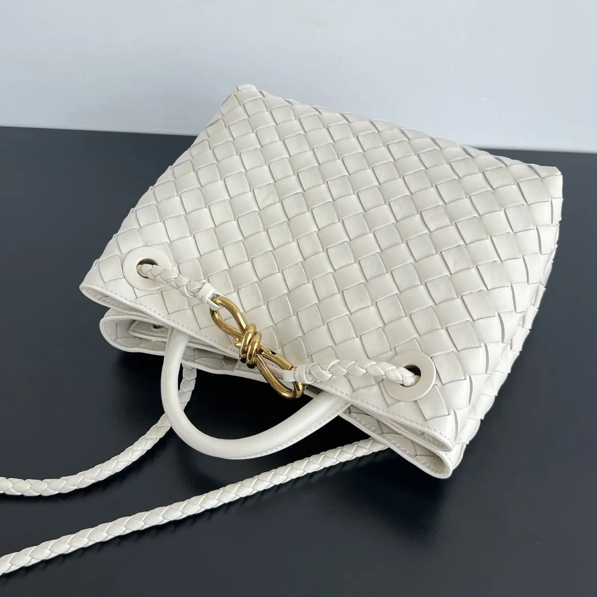 Bottega Veneta 金色 羊皮 斜挎包 轻便斜挎款