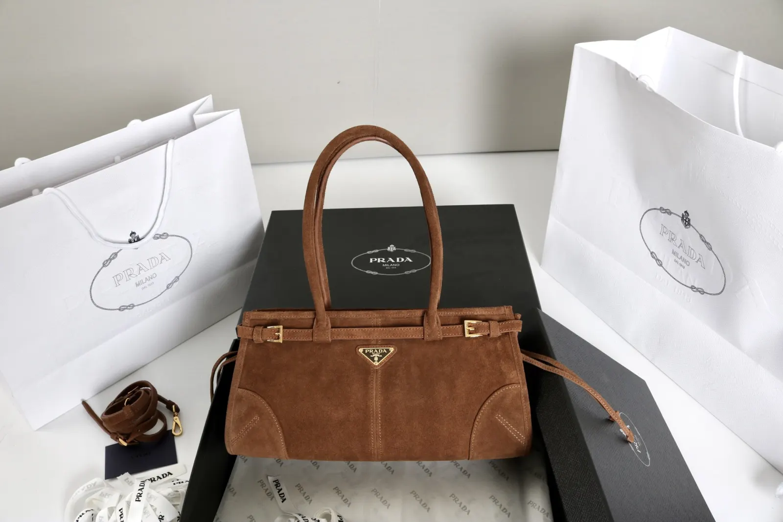 PRADA 漆皮 斜背包 日常通勤款