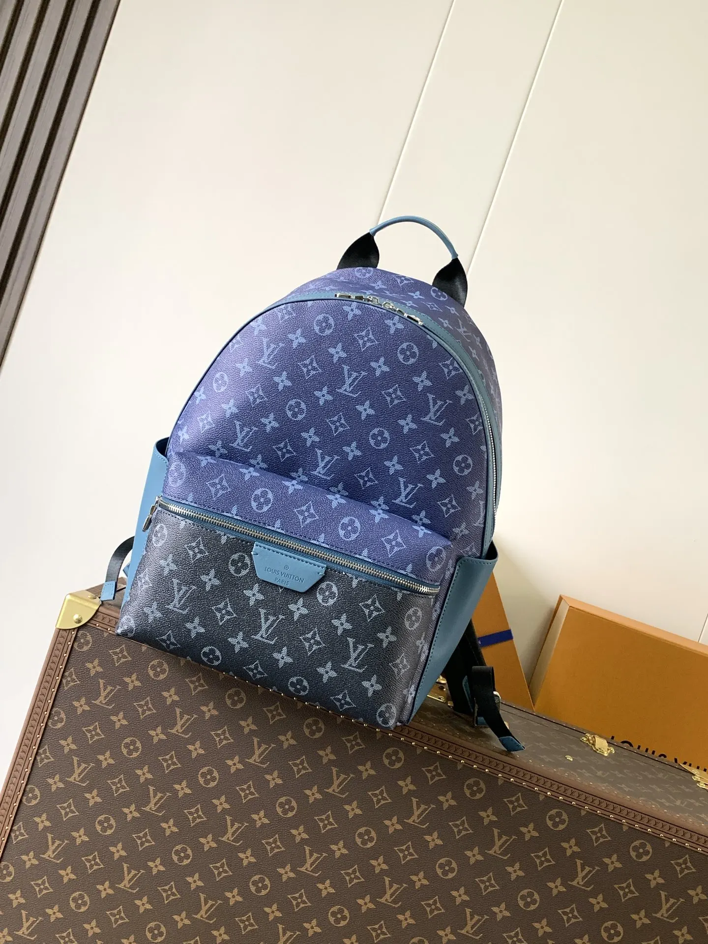 牛皮 外袋 拉链前袋和开口侧袋方便取放物品 内袋确保收納井 雙肩包 实用雙肩款