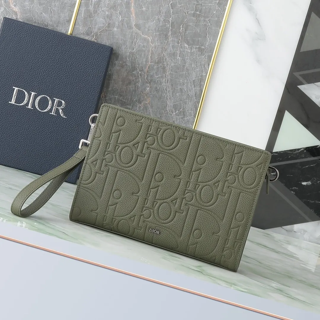 Dior 卡其 牛皮 宽敞的拉链隔层適合收納手机 还设有六个卡槽 手拿包 精致手拿款