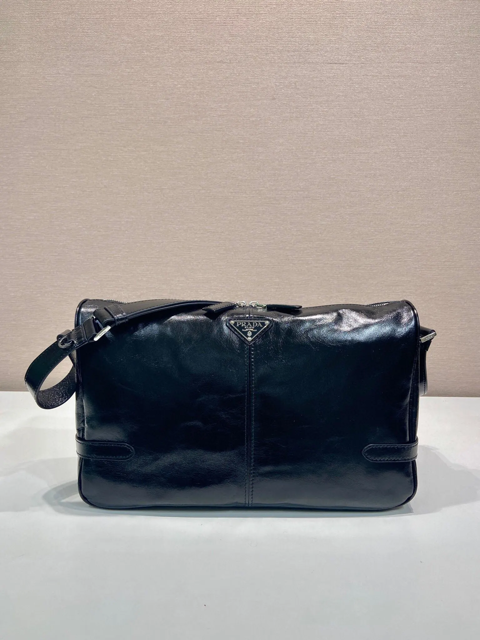 PRADA 皮革 三角标 邮差包 通勤百搭款