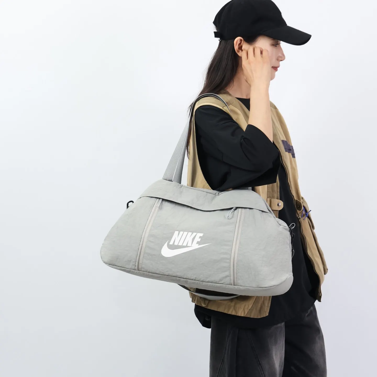 NIKE耐克 時尚潮流百搭休閒單肩包大容量女生 旅行袋 大容量旅行款