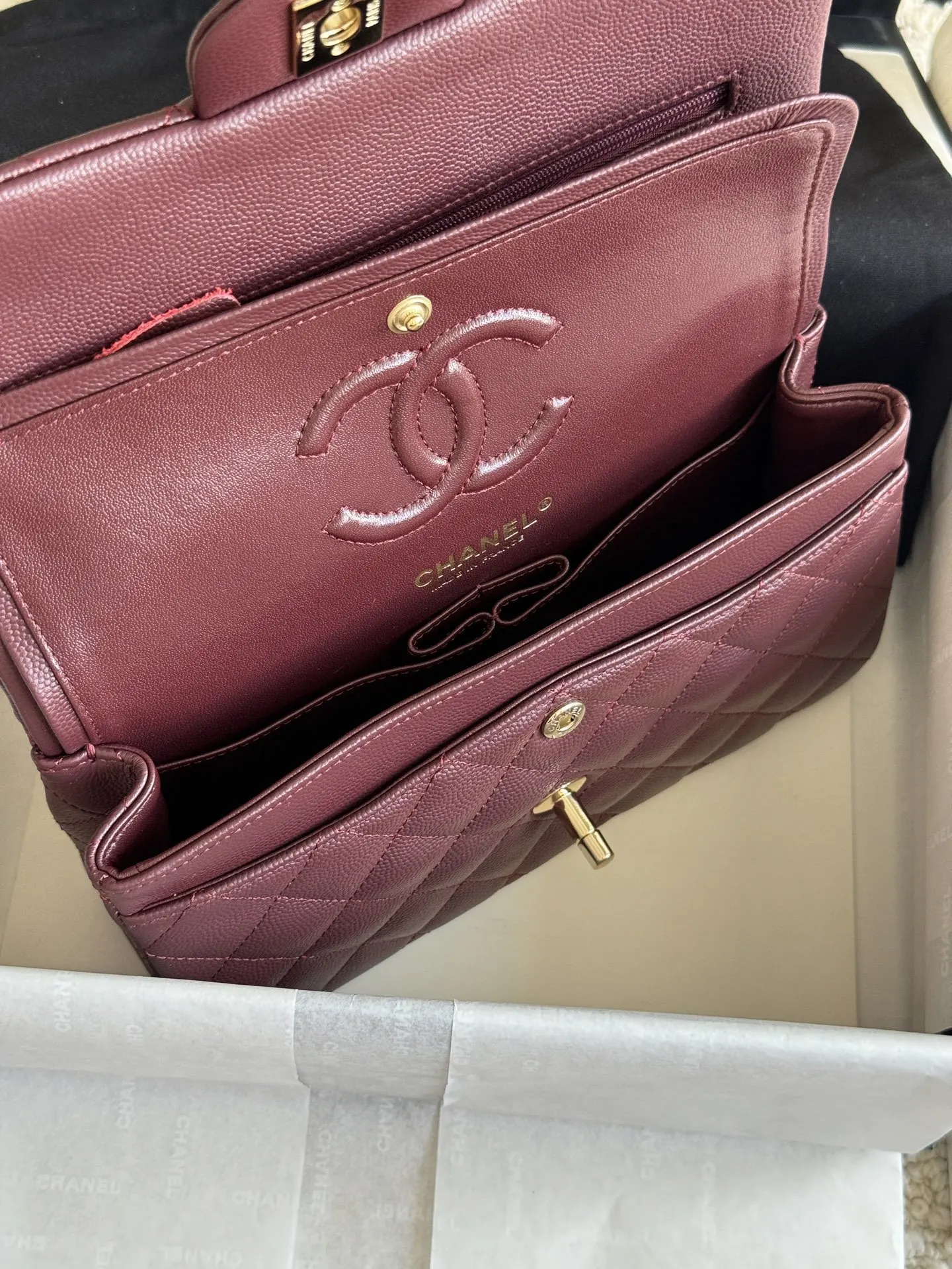 Crossbody Bag Lightweight Classic Leather Image 9 Crossbody Bag Lightweight Classic Leather Image 9