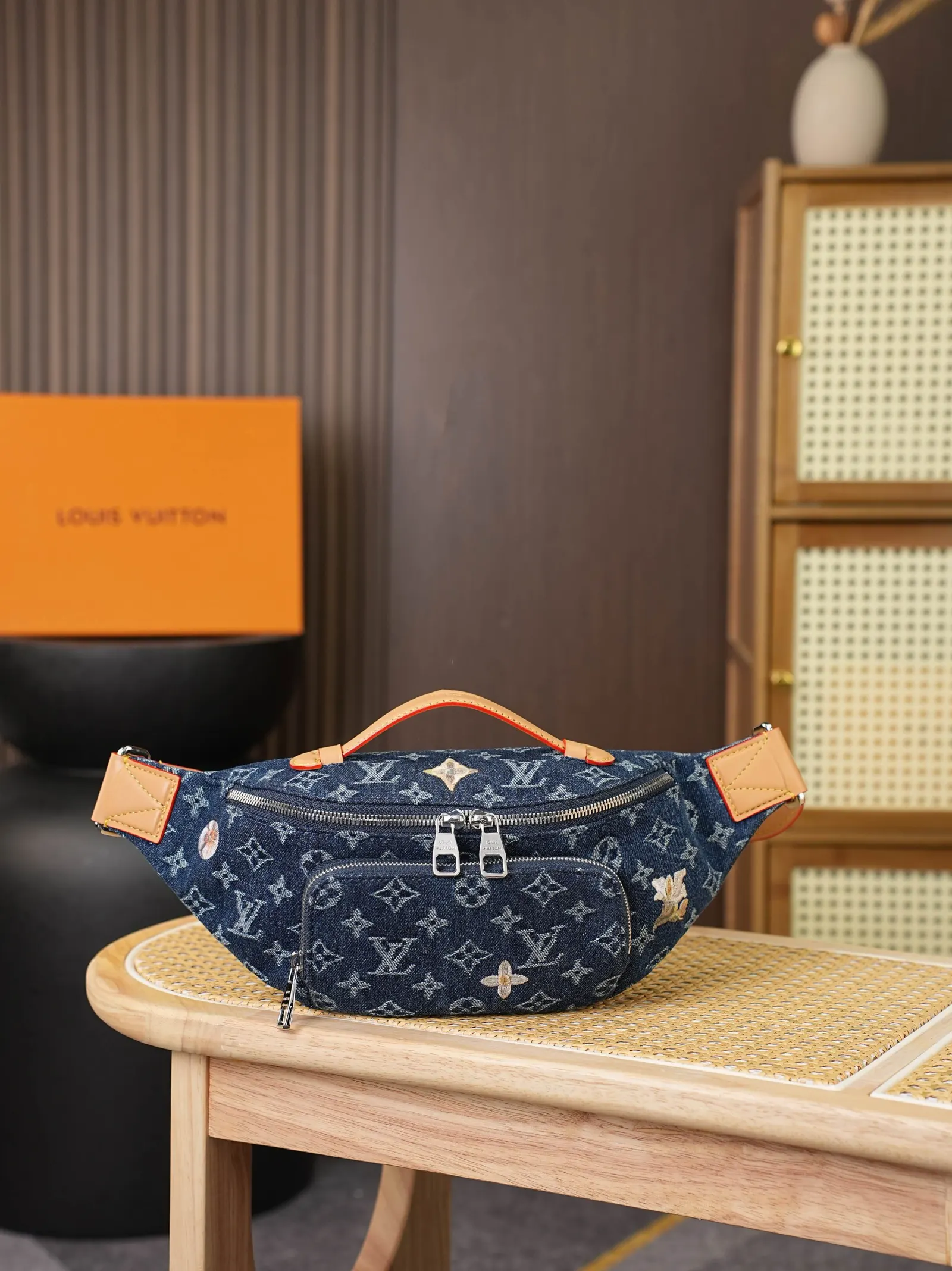 LV 老花 蓝色 牛皮 贴身构型方便取放主隔层物品 可调节背