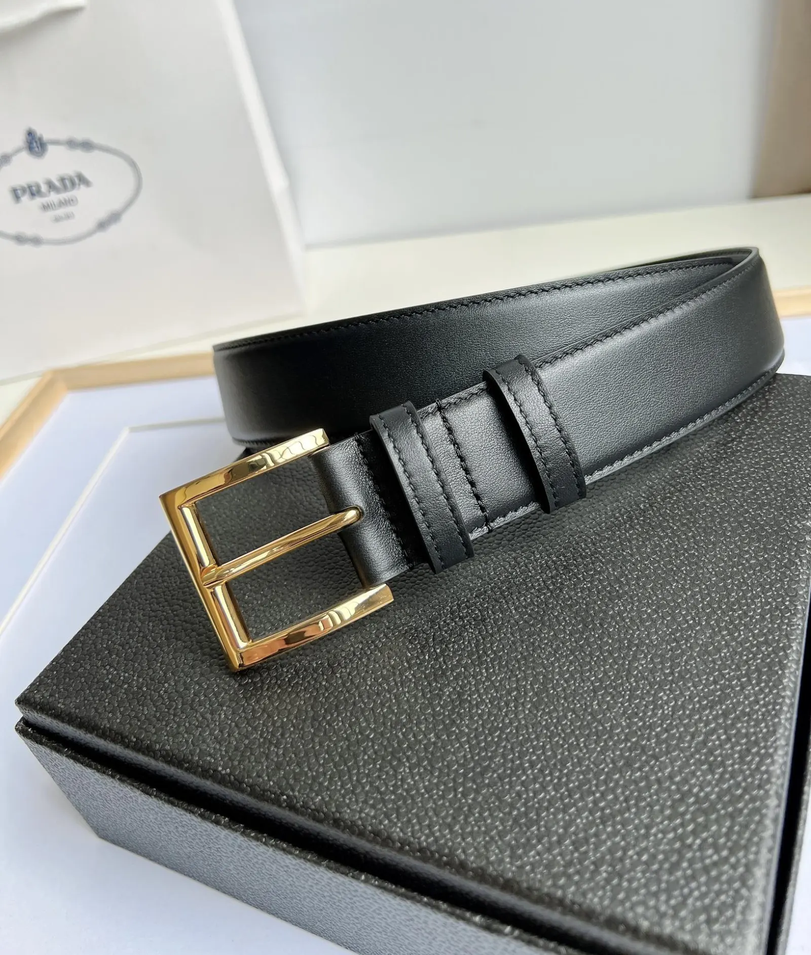 PRADA 皮革 三角标 腰帶 通勤搭配款