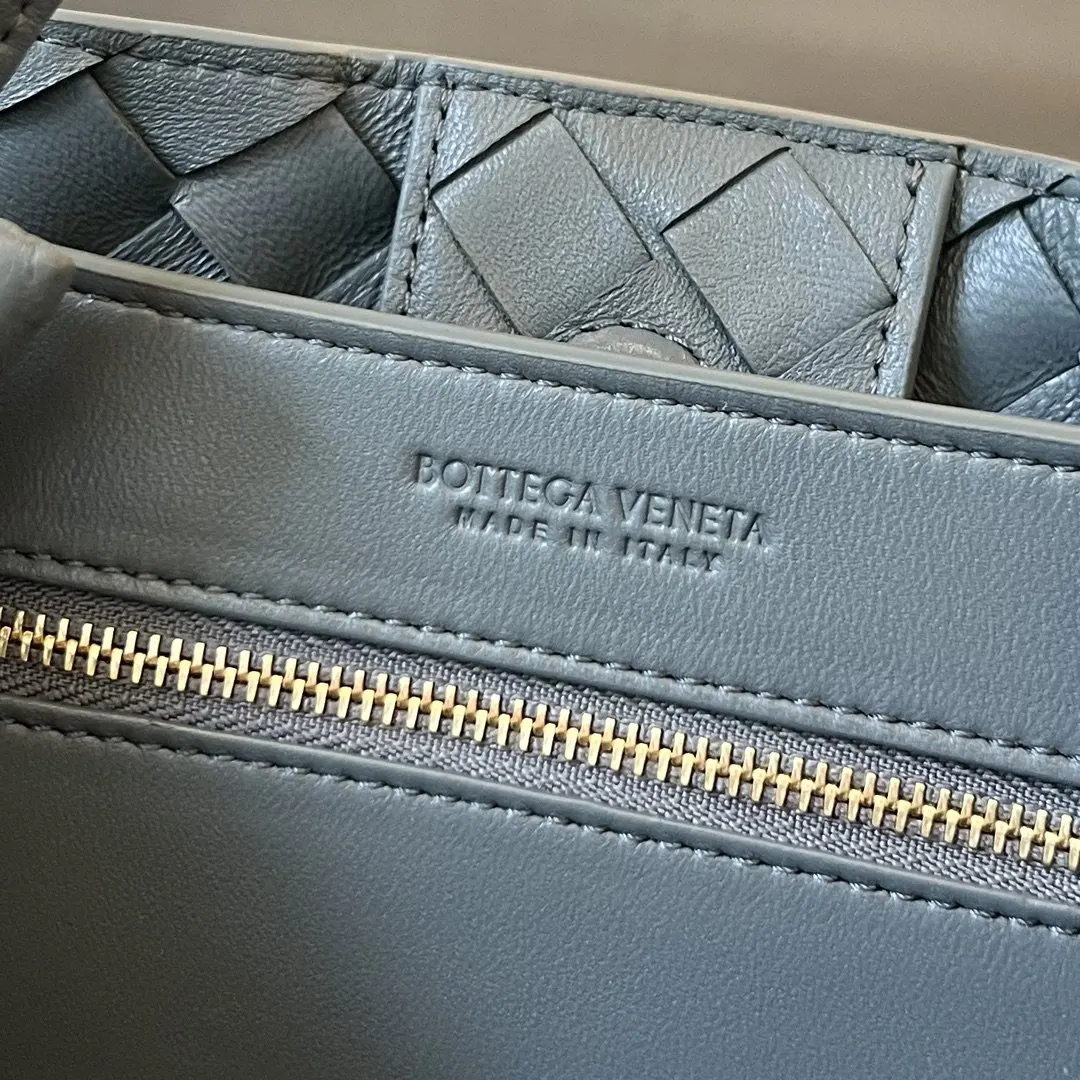 Bottega Veneta 金色 羊皮 斜挎包 轻便斜挎款