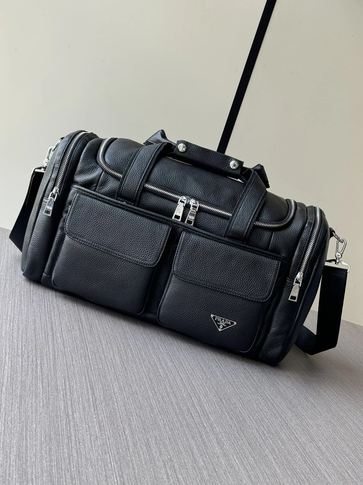 PRADA 黑色 牛皮 Logo 旅行袋 輕便实用款