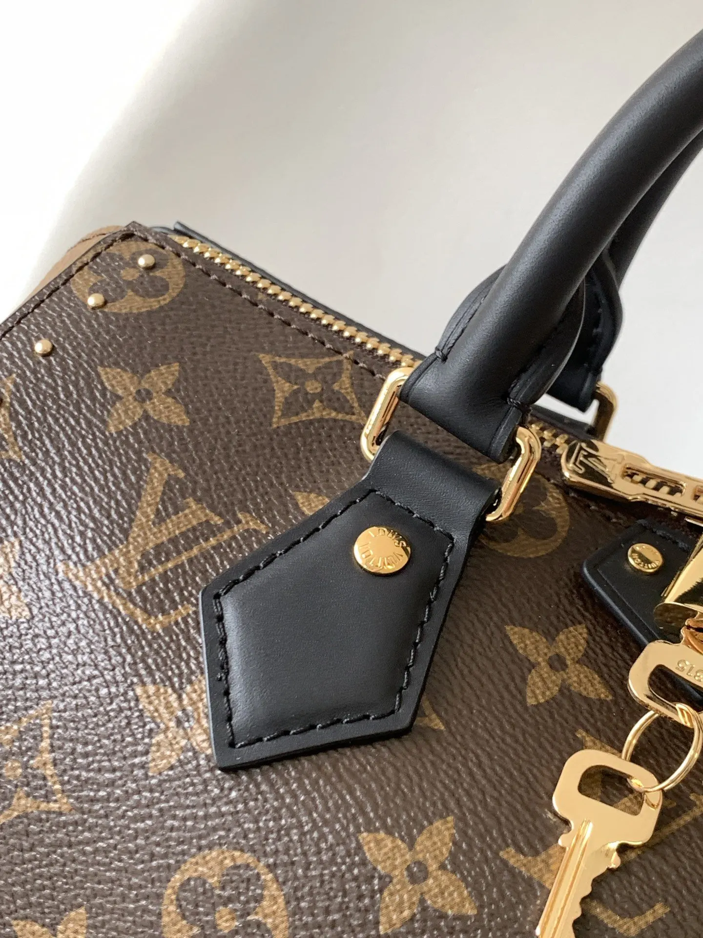 Louis Vuitton Crossbody Bag Lightweight Leather