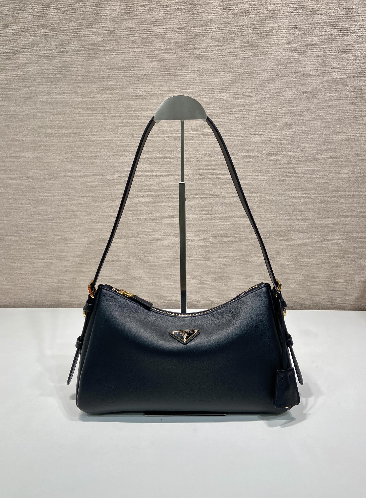 PRADA 牛皮 三角标 腋下包 日常通勤款