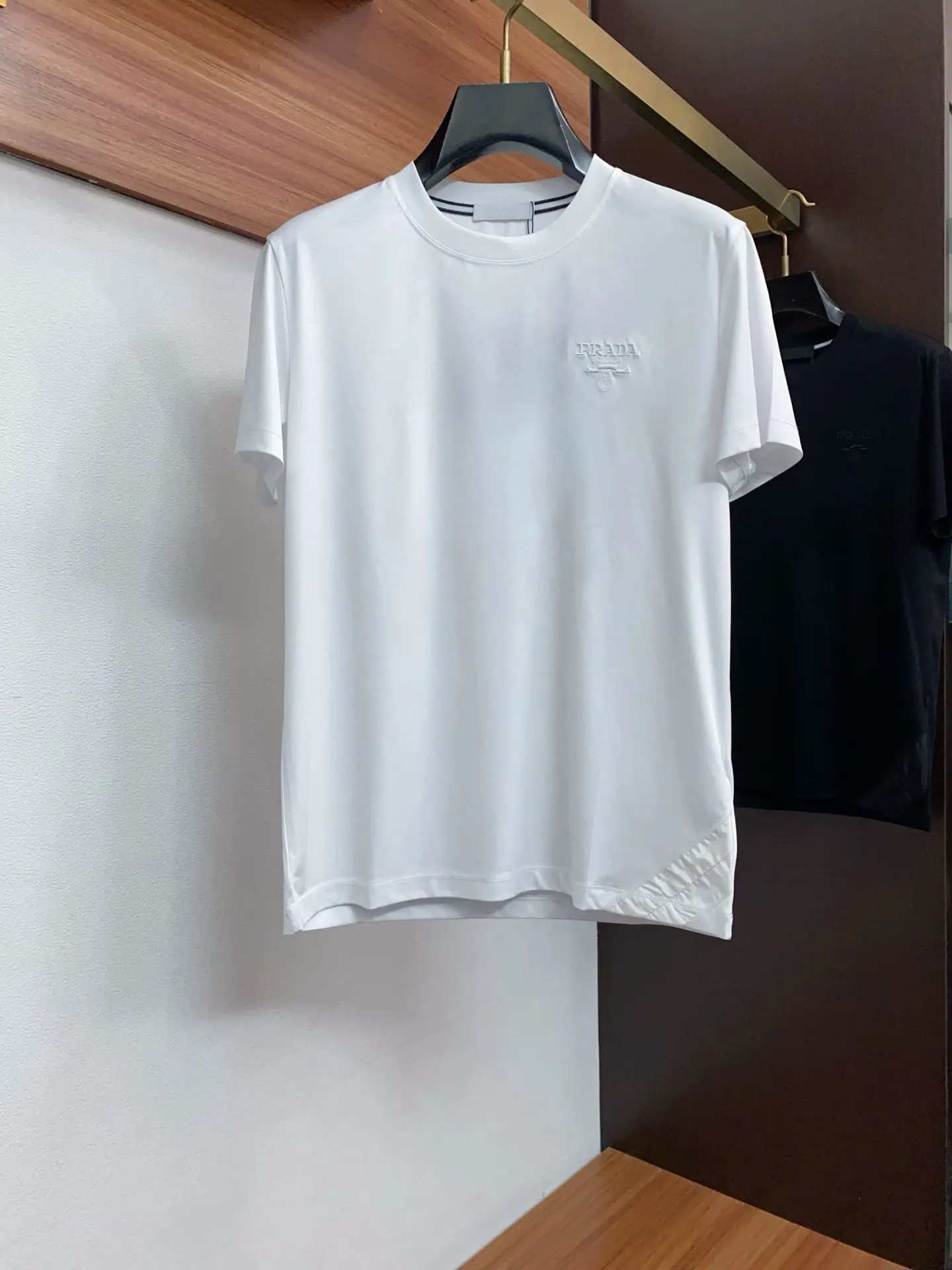 PRADA 棉质 Logo 短袖T恤 休閒百搭款