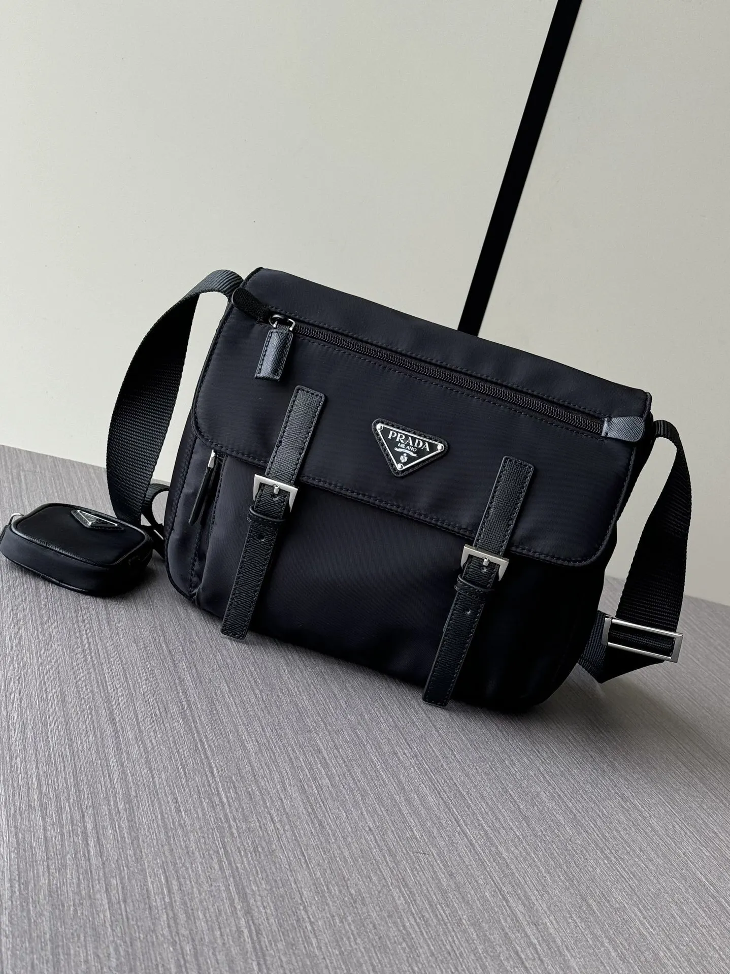 PRADA 黑色 Re-Nylon尼龍 牛皮 斜背包 日常通勤款