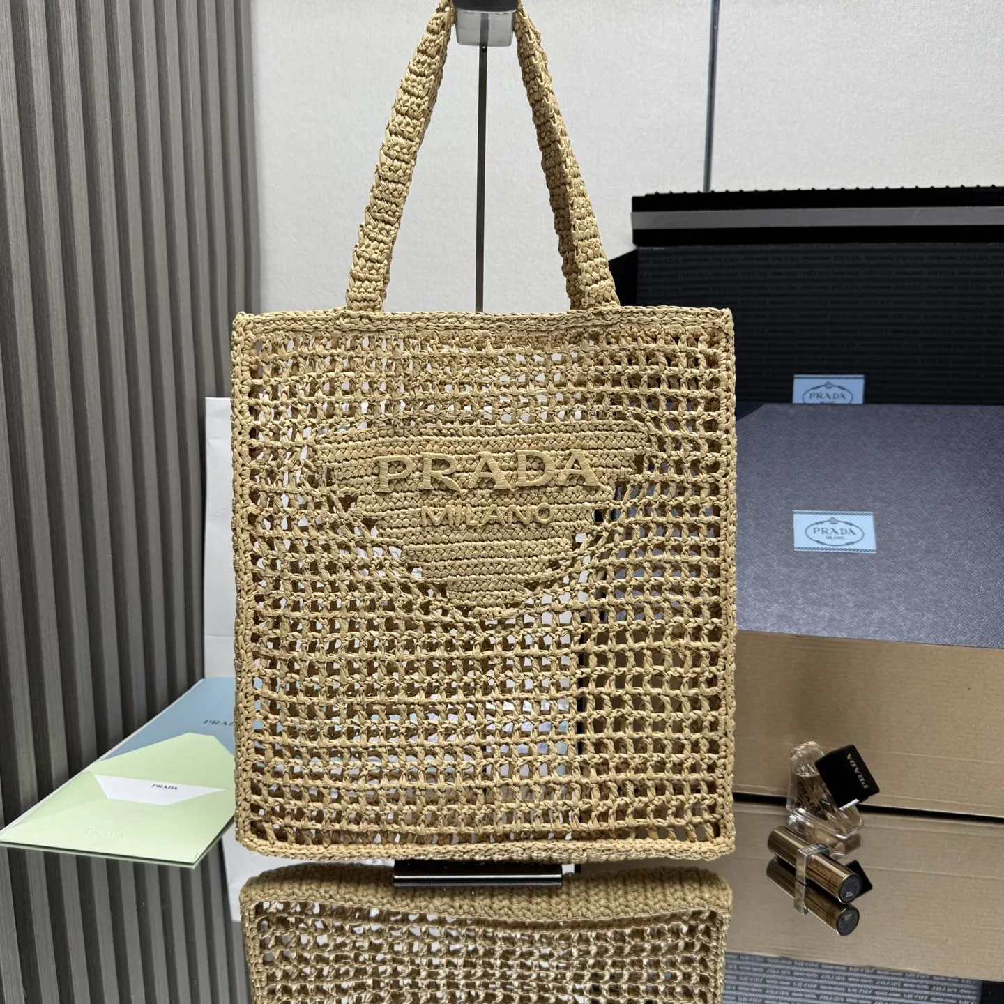 标志性的家三角形徽标焕新重释 装点包身正面 中心处饰 托特包 大容量托特款