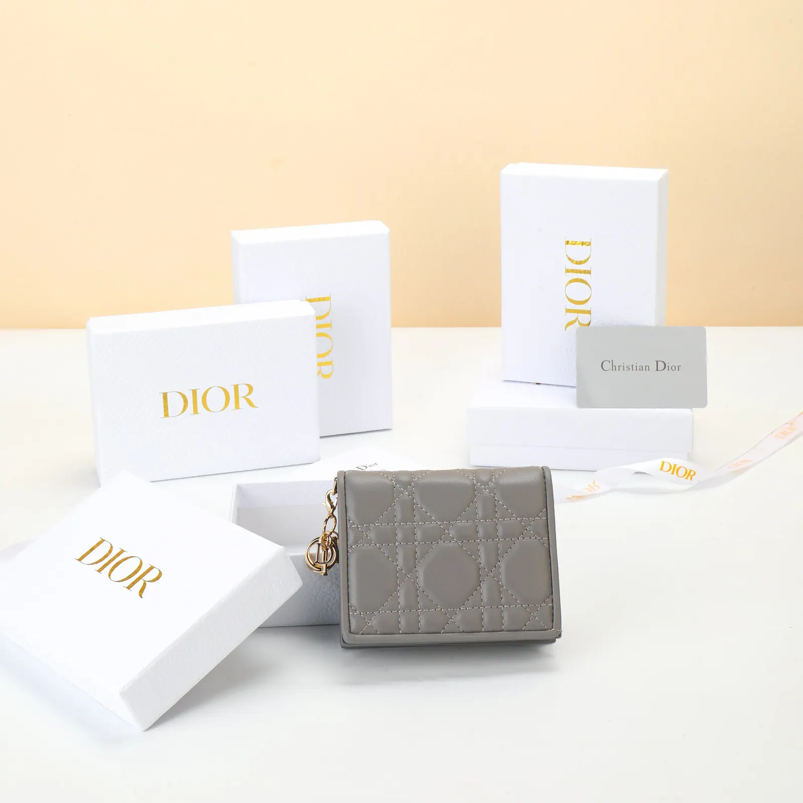 Dior 灰色羊皮錢包 精緻配飾款