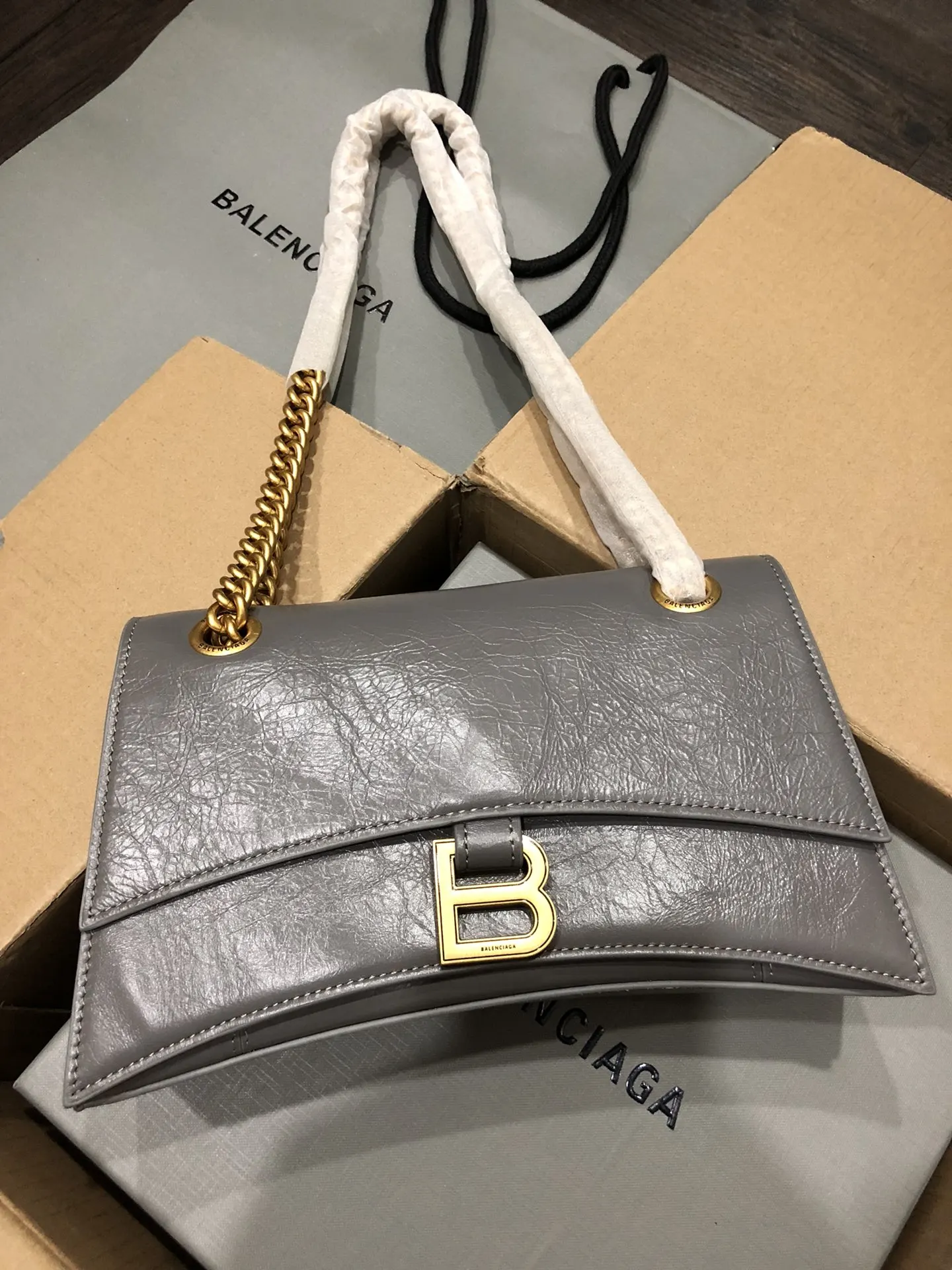 灰色 致敬經典独特的标志性弧线形状造型极具辨识度 一眼就让 鏈條包 精致鏈條款