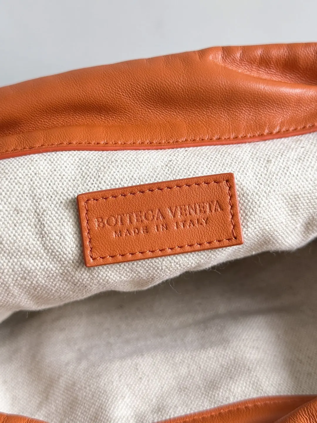 Bottega Veneta 橙色 腋下包 復古腋下背款