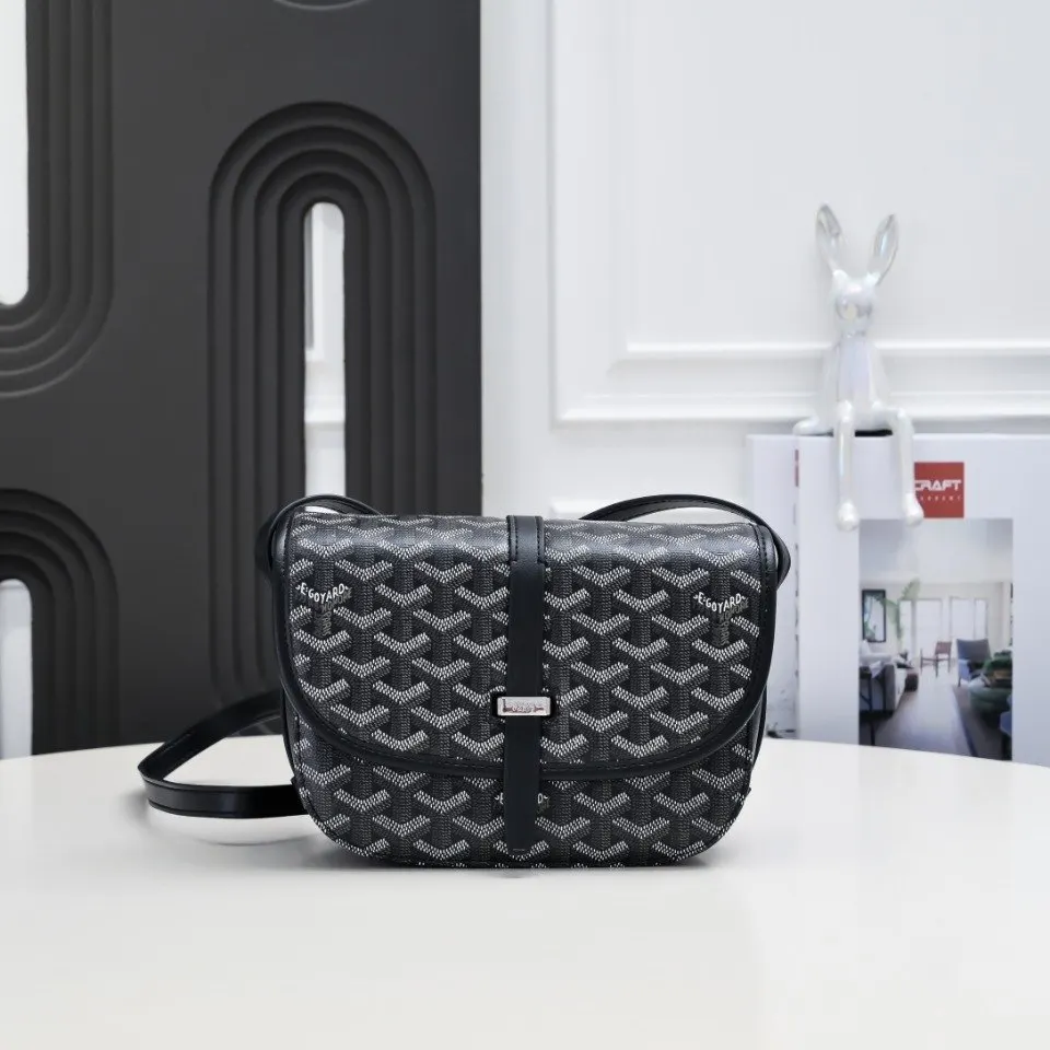 Goyard 黑色 皮質镶边以线条的方式凸显出包身轮廓 翻盖的皮質内衬亦 收納包 旅行收納款