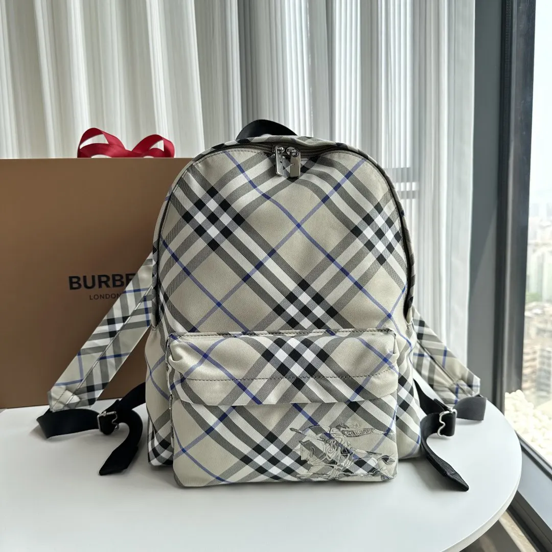 Burberry 来自 經典之作系列 以鲜明品牌风格诠释衣橱必备款式 雙肩包 实用雙肩款