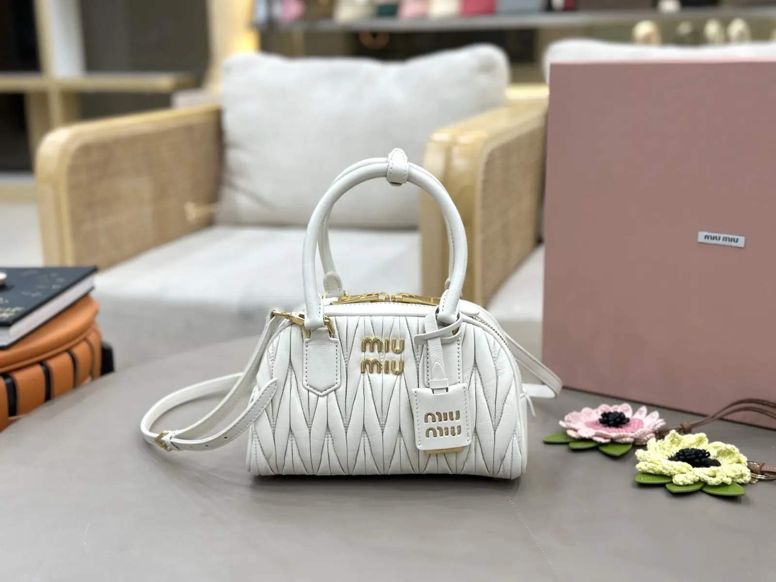 Miu 白色 金色 羊皮 斜挎包 轻便斜挎款