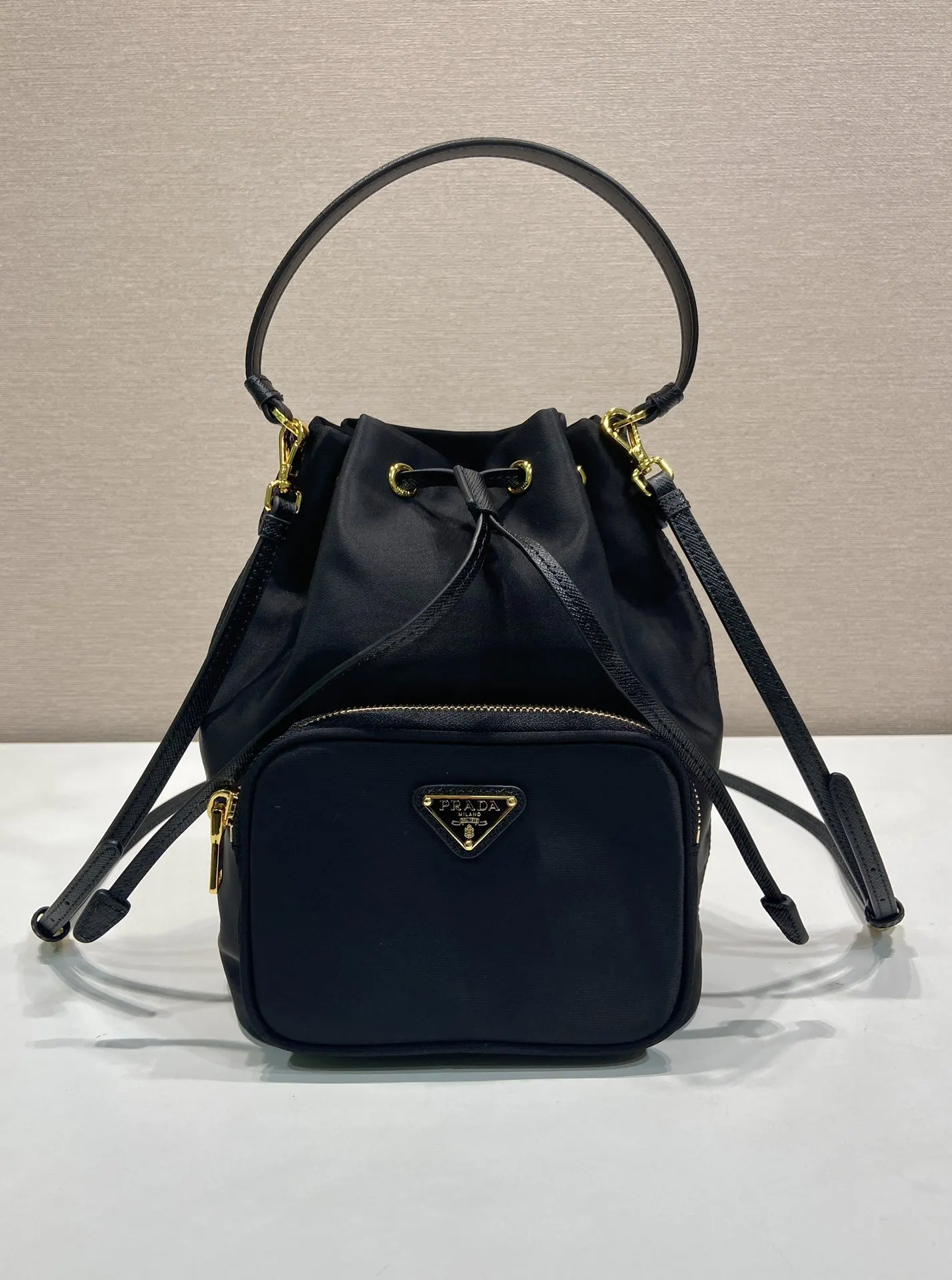 PRADA Re-Nylon尼龍 Saffiano十字纹牛皮 水桶包 日常通勤款