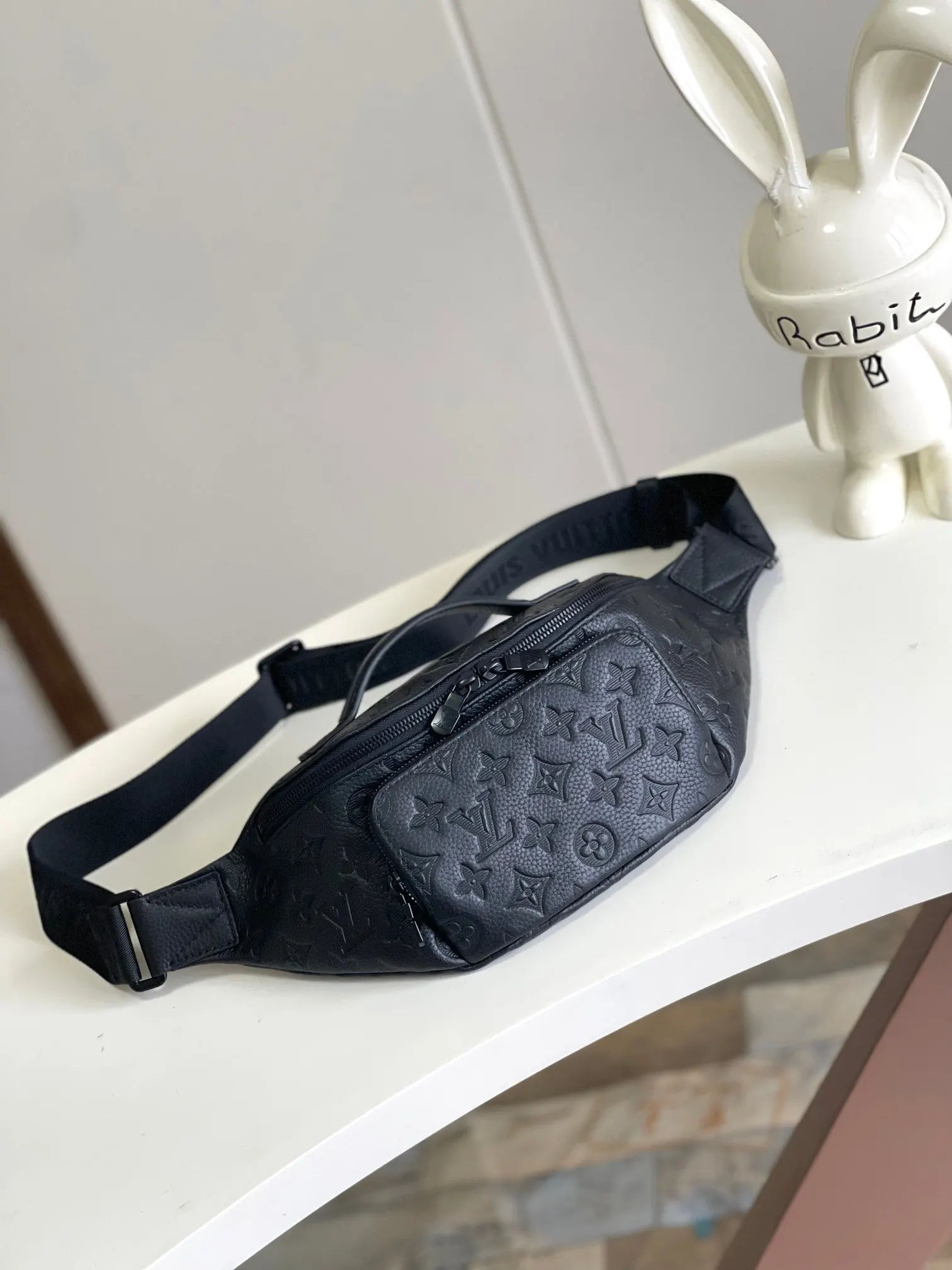 牛皮 贴身构型方便取放主隔层物品 可调节背带实现系腰 肩背 