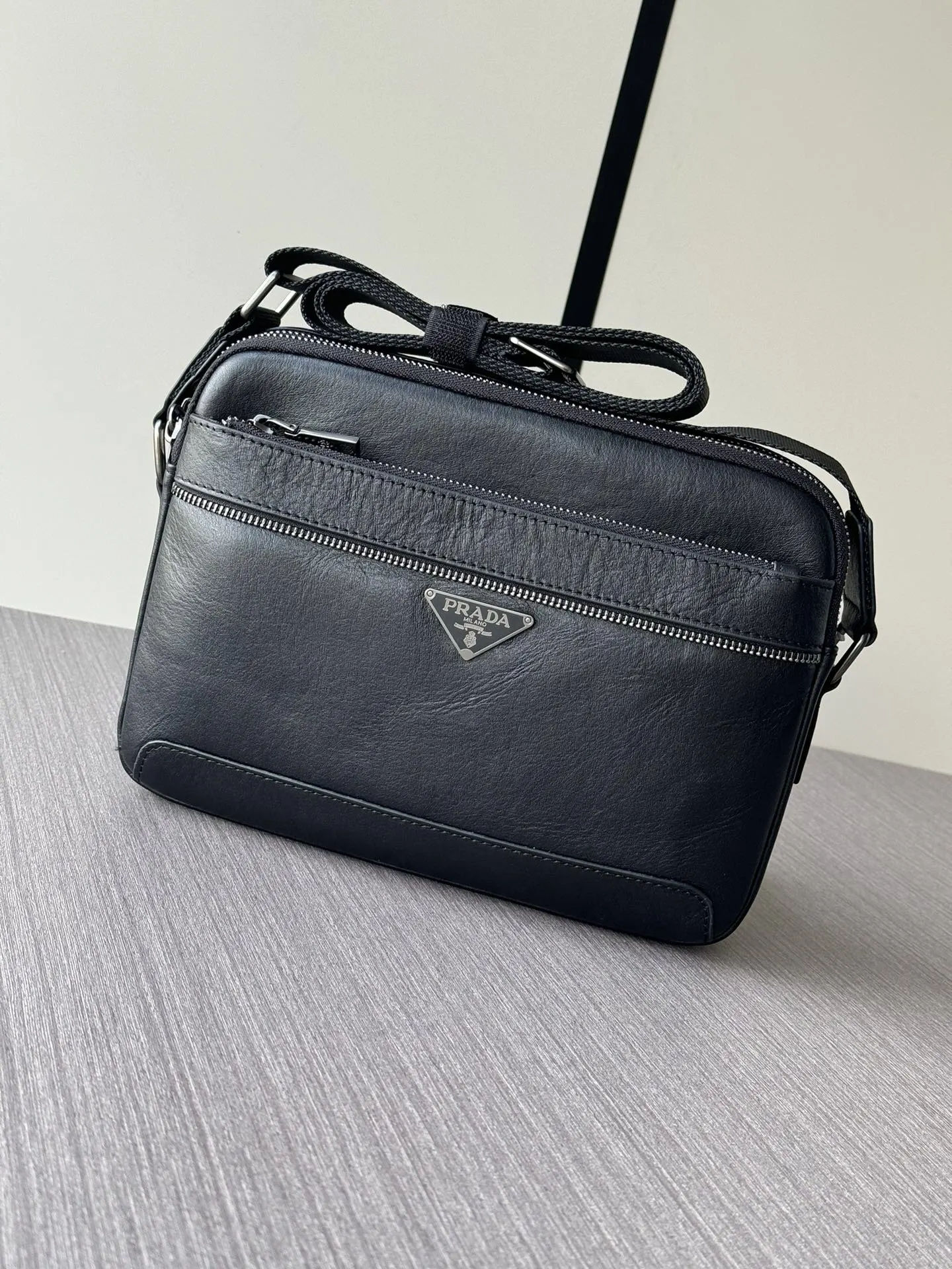 PRADA 黑色 牛皮 Logo 斜背包 日常通勤款