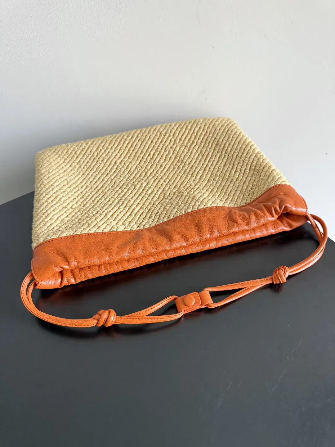 Bottega Veneta 橙色 腋下包 復古腋下背款