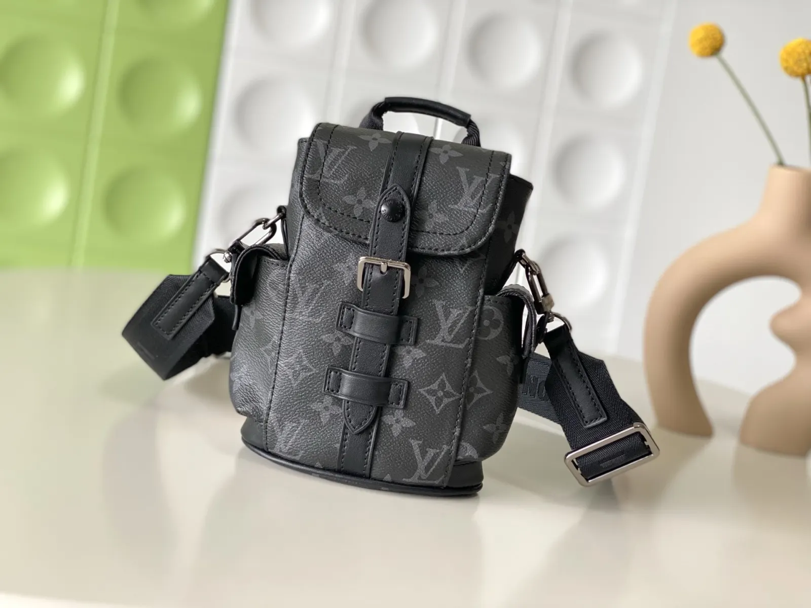 LV 可拆卸肩带与 形环增添斜挎选择 亦可作單肩包 雙肩包 实用雙肩款