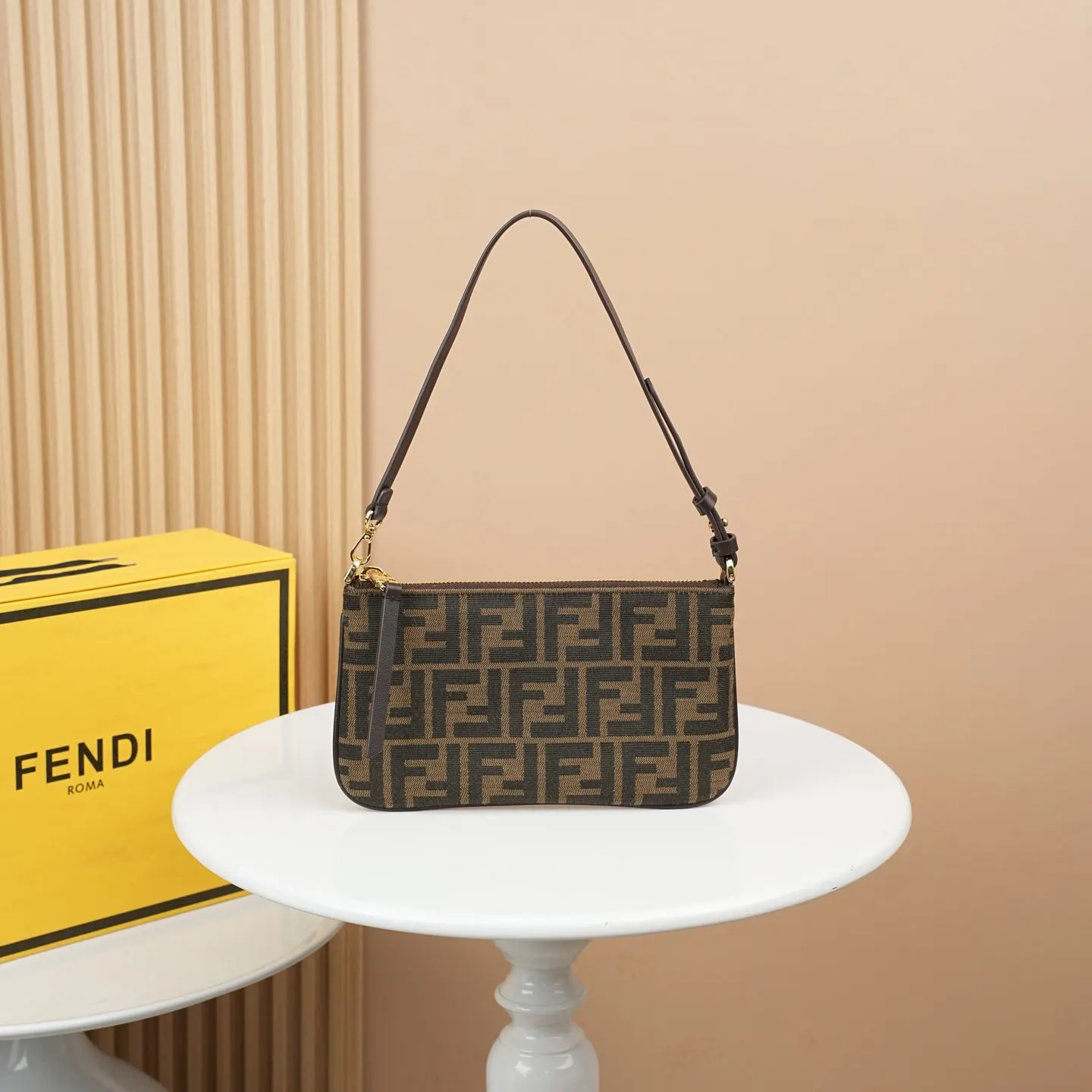 Fendi Baguette 手拿包 看似小巧实则超能装 经 腋下包 復古腋下背款