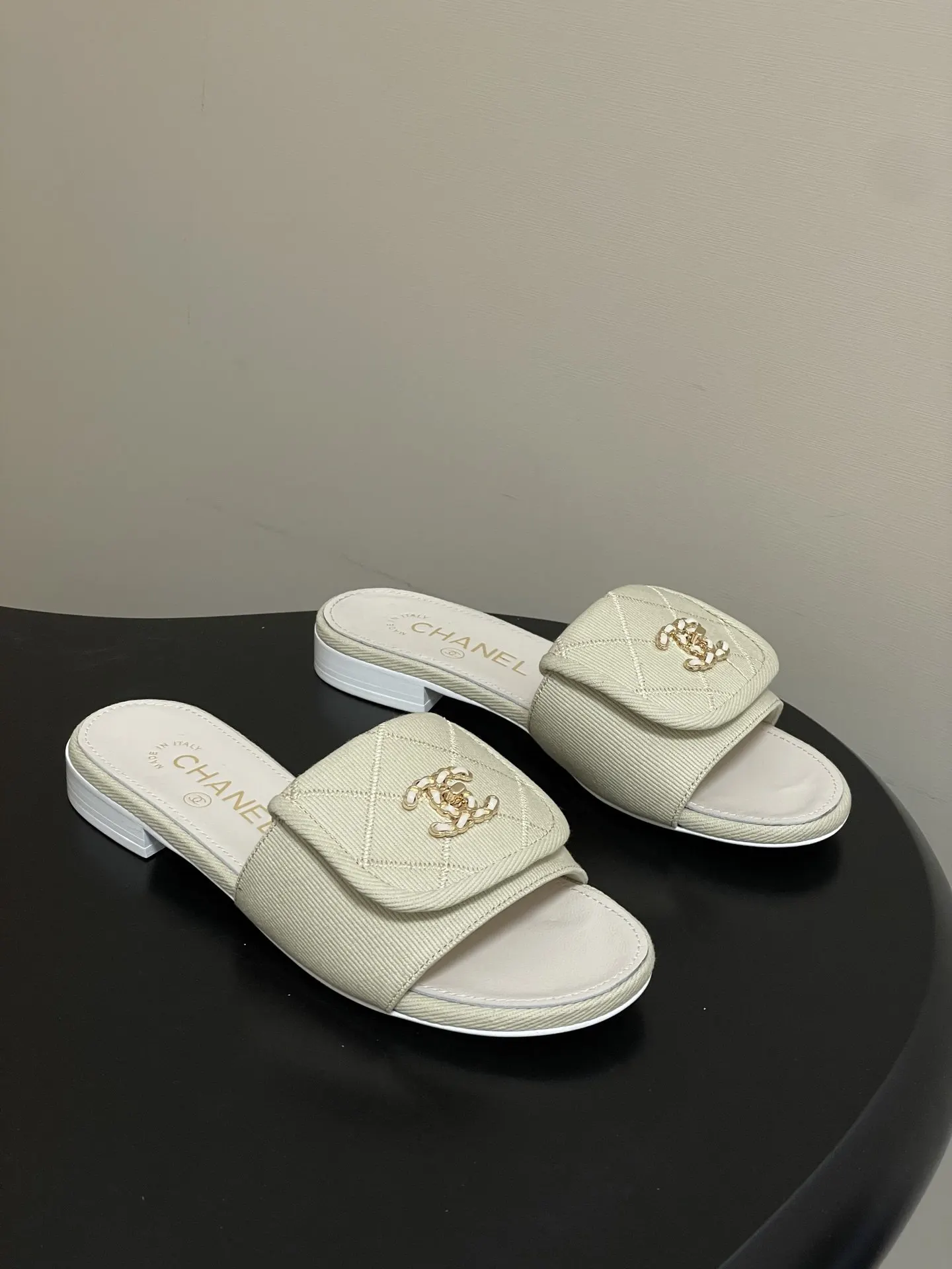 CHANEL cowhide slippers