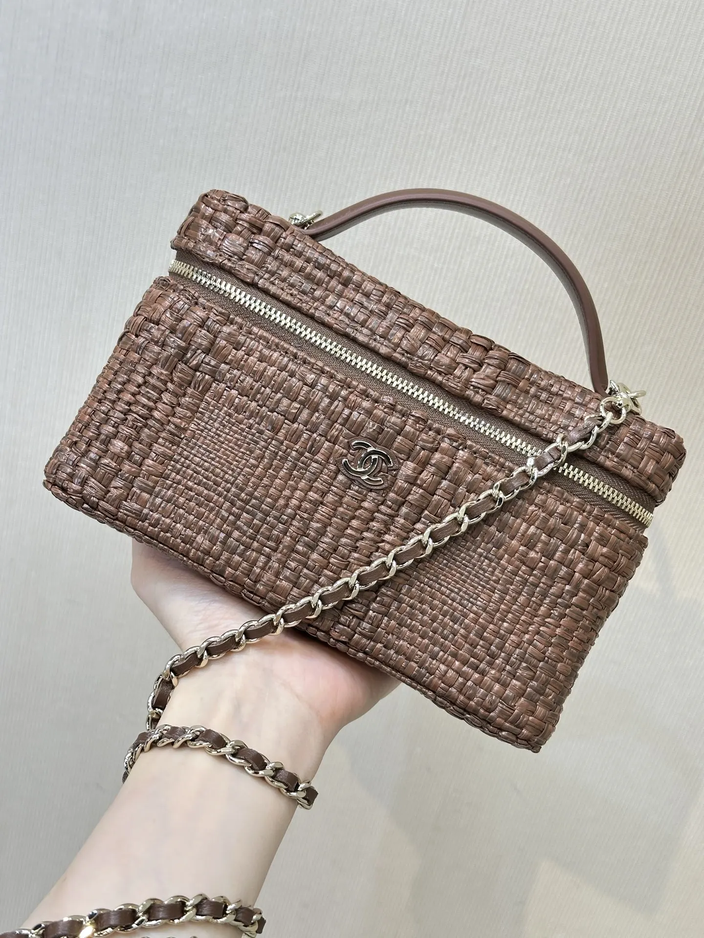 CHANEL 经典的双c加上今年的编织元素 又多了一丝丝的老钱感 斜挎包 轻便斜挎款