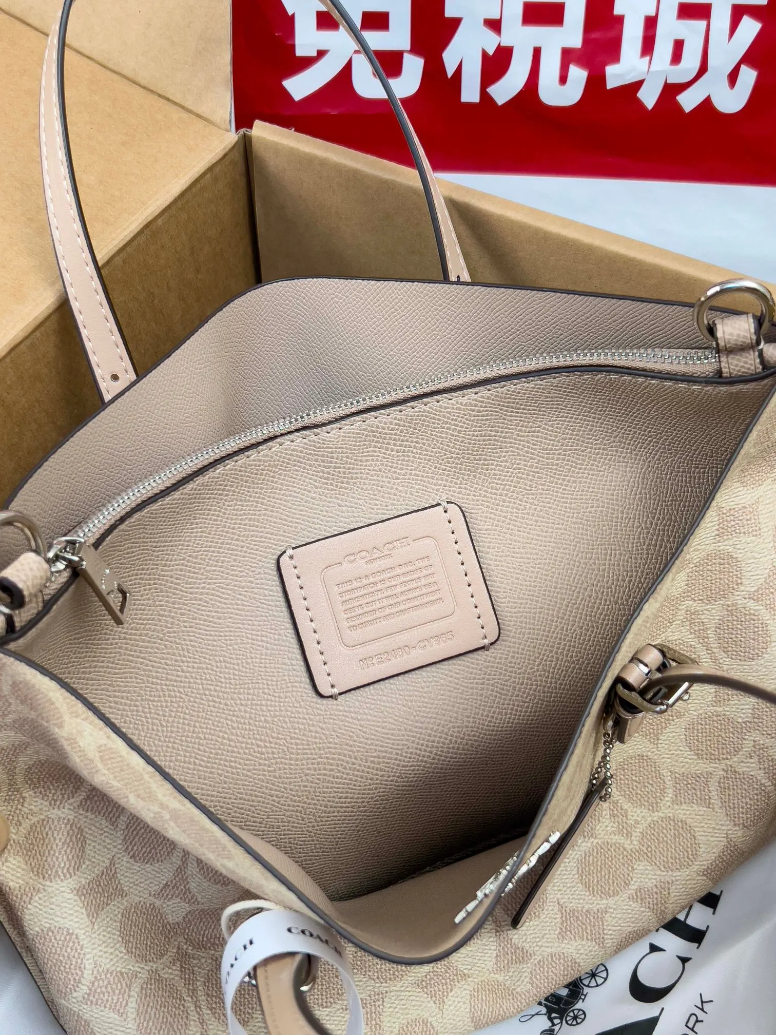 Coach 图片 Mollie Tot 托特包 大容量托特款