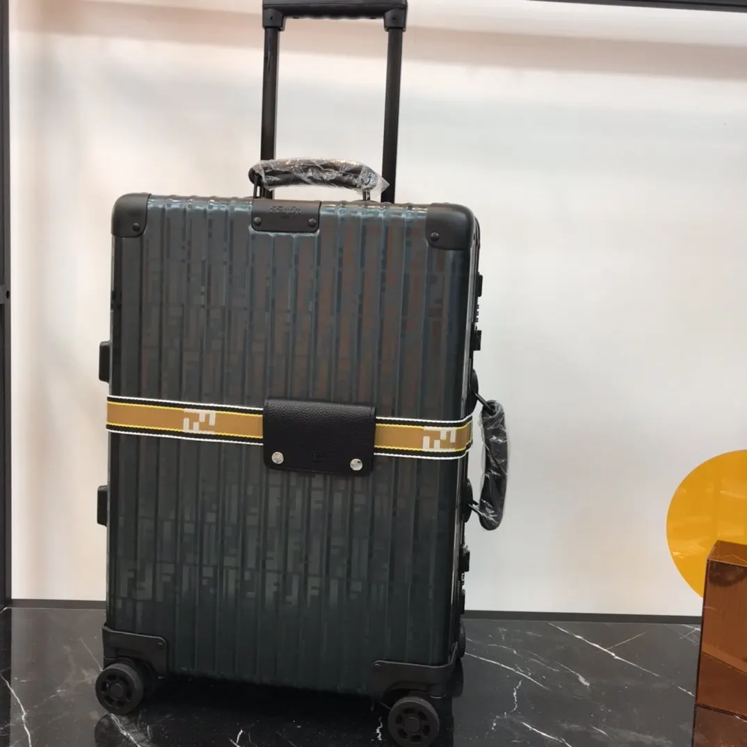 Fendi 黑色 藍色 rimowa 一见钟情或许就是当你第一眼见到它的 行李箱 旅行拉杆款 輕便出行款