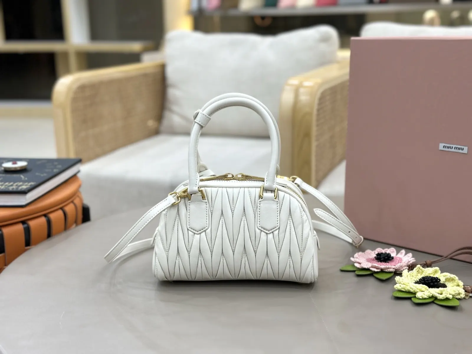 Miu 白色 金色 羊皮 斜挎包 轻便斜挎款