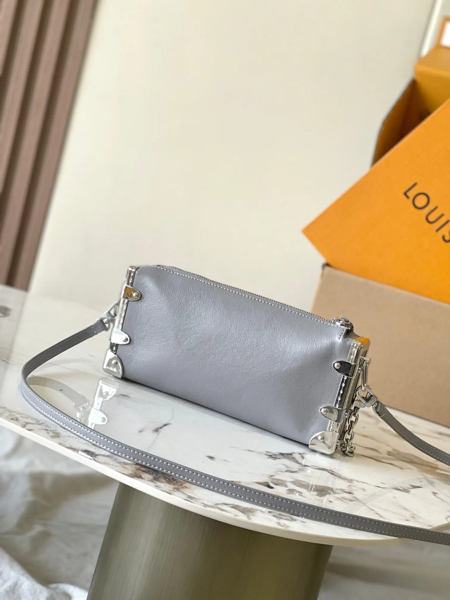 LV Slim Trunk 手袋向传 單肩包 日常單肩背款